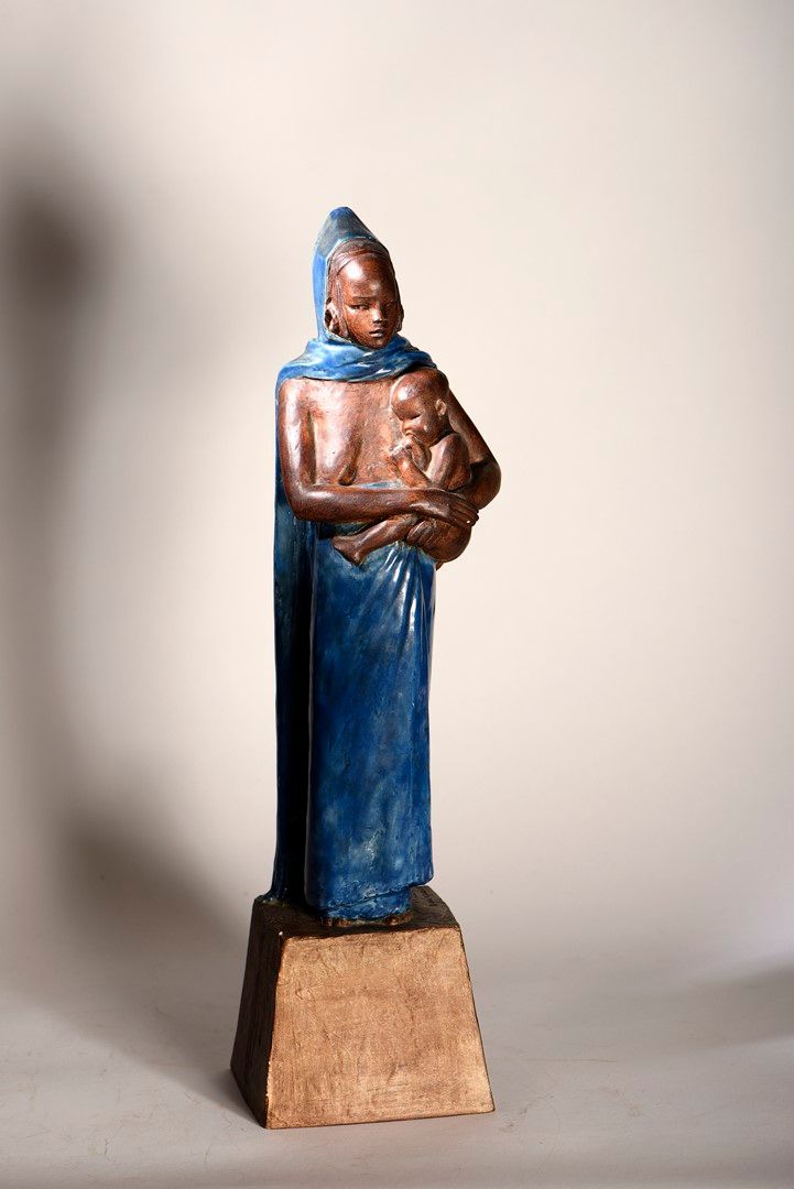 Null 安娜-金奎德（1890-1984 年）。产妇皮塔。多色珐琅陶俑雕塑，有标题、1930 年的日期和签名。巴黎 La Gerbe d'or 版。高 54.&hellip;
