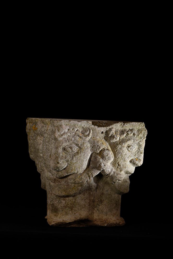 Null 坚硬的石灰岩柱头四角雕刻着四个龇牙咧嘴的头颅，张开嘴巴，双手伸展，手臂交织在一起。罗马式，诺曼底或英格兰，约 1080 年。高 28.5 宽 27 深&hellip;