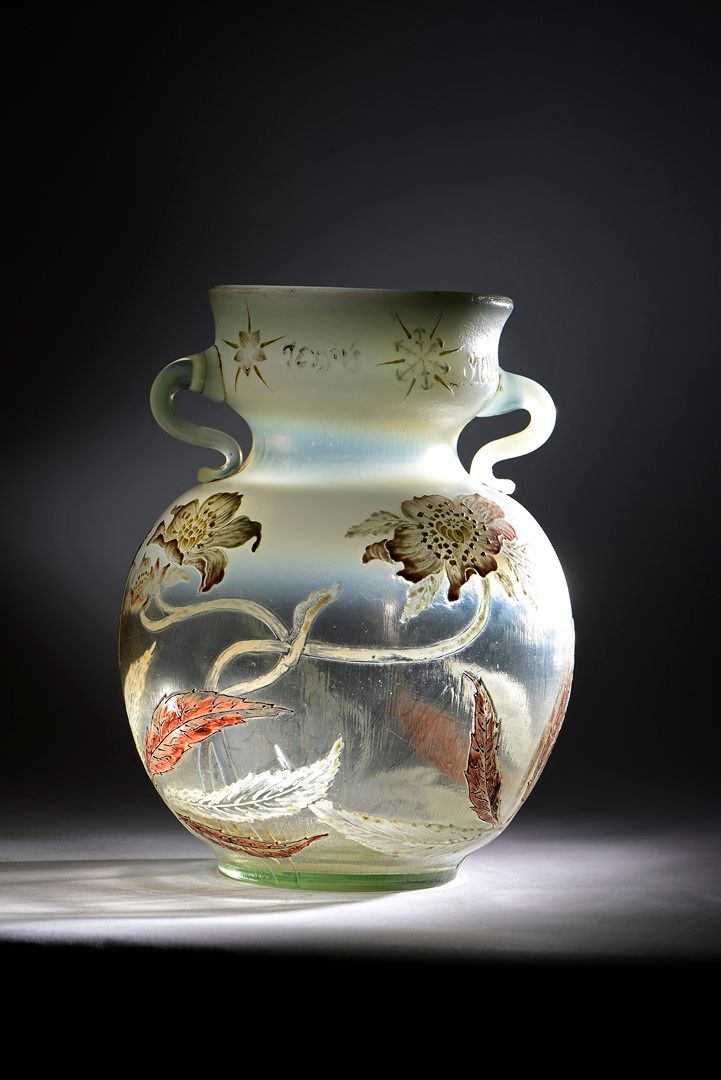 Null Emile GaLLE (1846-1904). Important vase en verre double à décor dégagé à l'&hellip;