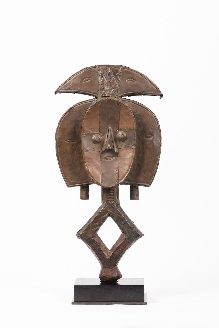 Null 来自 "mbulu viti "双面灵位盒的雕像。奥班巴/明杜莫。科塔地区。加蓬/刚果共和国。19 世纪 硬木，古铜锈，铜，黄铜，铁，挤奶枪螺丝。高 &hellip;