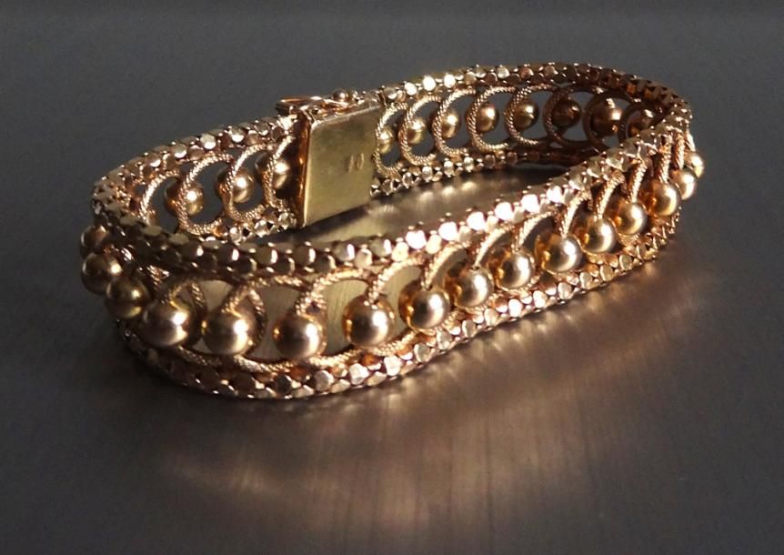 Null BRACELET souple en or jaune 18 K (750) ajouré à motifs d’anneaux et petites&hellip;