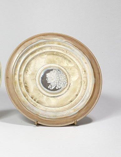 DOAT Taxile (1851-1938) Coupe sur base talon en porcelaine à décor d’un profil c&hellip;