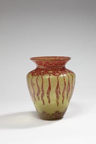 LE VERRE FRANÇAIS Vase pansu à large col évasé en verre multicouche à décor de f&hellip;