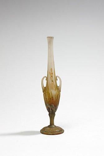 DAUM - Nancy Élégant vase fuselé sur piédouche en verre multicouche à décor de f&hellip;