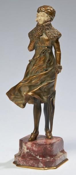 JOANNY R Le coup de vent Sculpture en chryséléphantine et bronze doré, visage en&hellip;