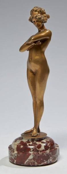 PHILIPPE PAUL (1870-1930) Le challenge Bronze à patine dorée. Sur socle en marbr&hellip;