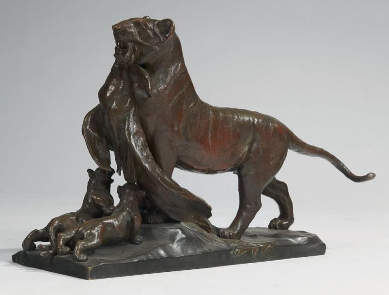 CAIN Auguste (1821-1894) Tigresse portant un paon à ses petits Bronze à patine b&hellip;