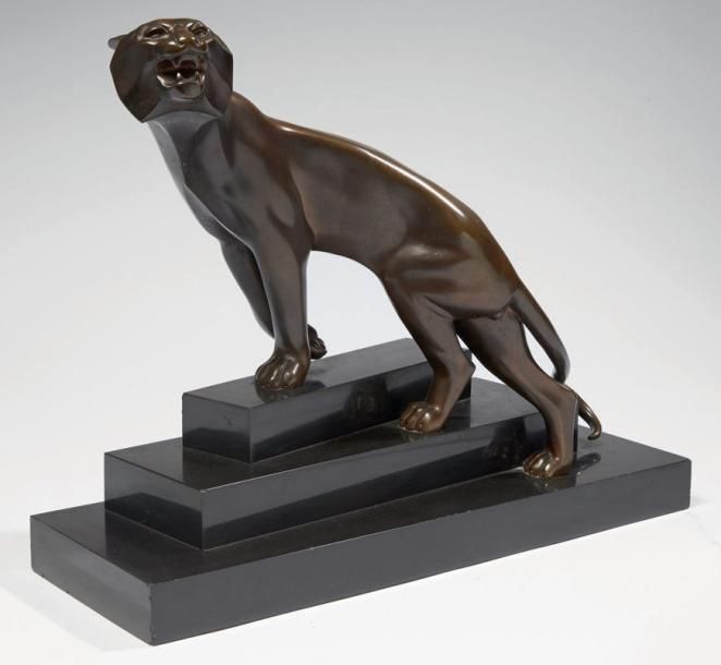 LAVROFF Georges (1895-1991) Lionne rugissant Sculpture en bronze à patine brune.&hellip;