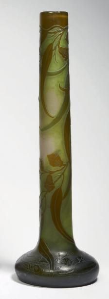 GALLÉ Émile (1846-1904) Haut vase tube sur base élargie en verre multicouche à d&hellip;