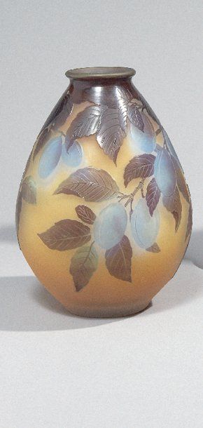 GALLÉ Émile (1846-1904) Vase piriforme en verre multicouche, à décor tombant de &hellip;