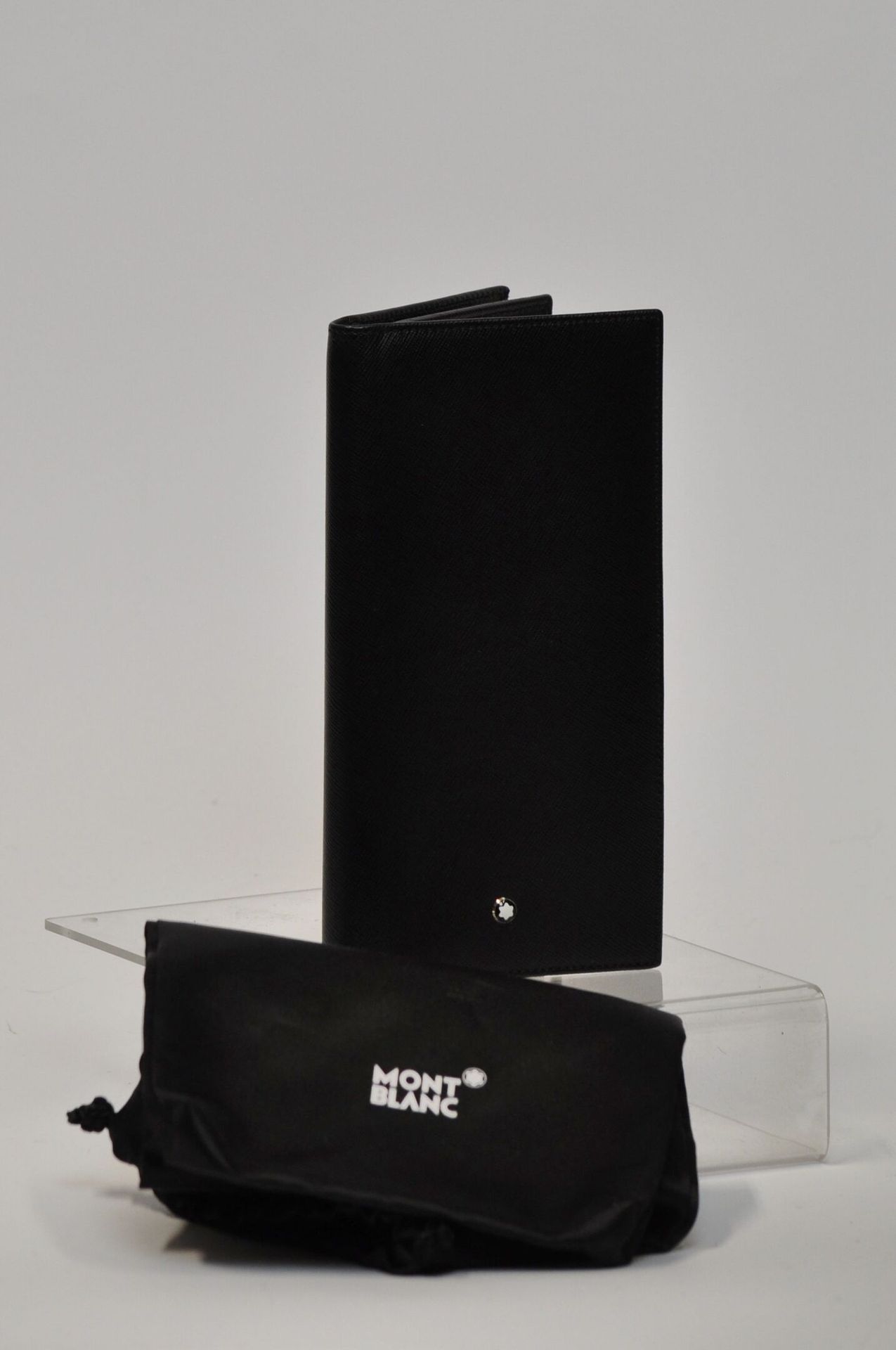 MONTBLANC 
Grand porte carte en cuir grainé noir 
Dimensions : 8 x 11 cm 
(Très &hellip;