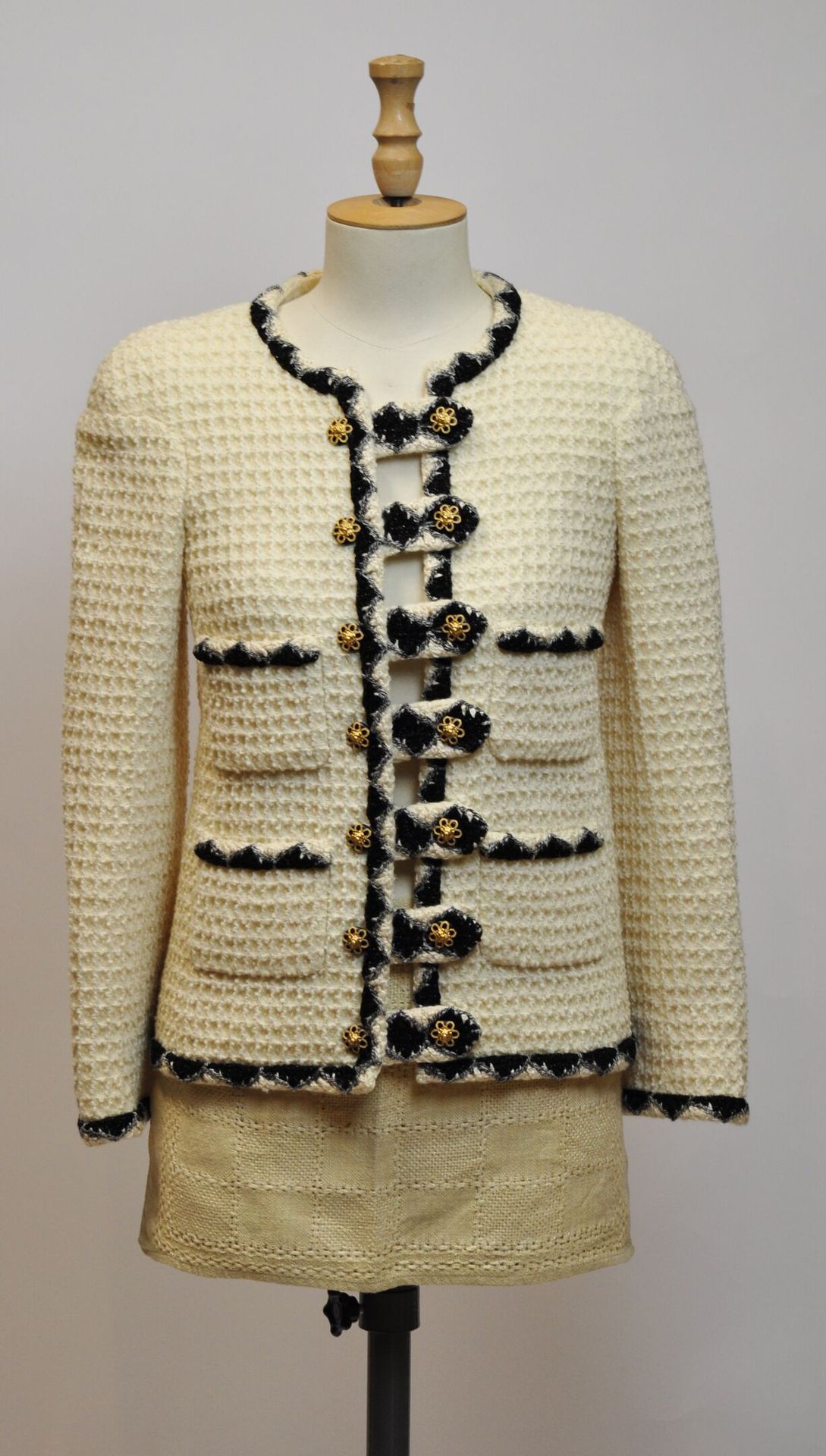 Null CHANEL Made in France

Veste en tweed de couleur écrue à quatre poches plaq&hellip;