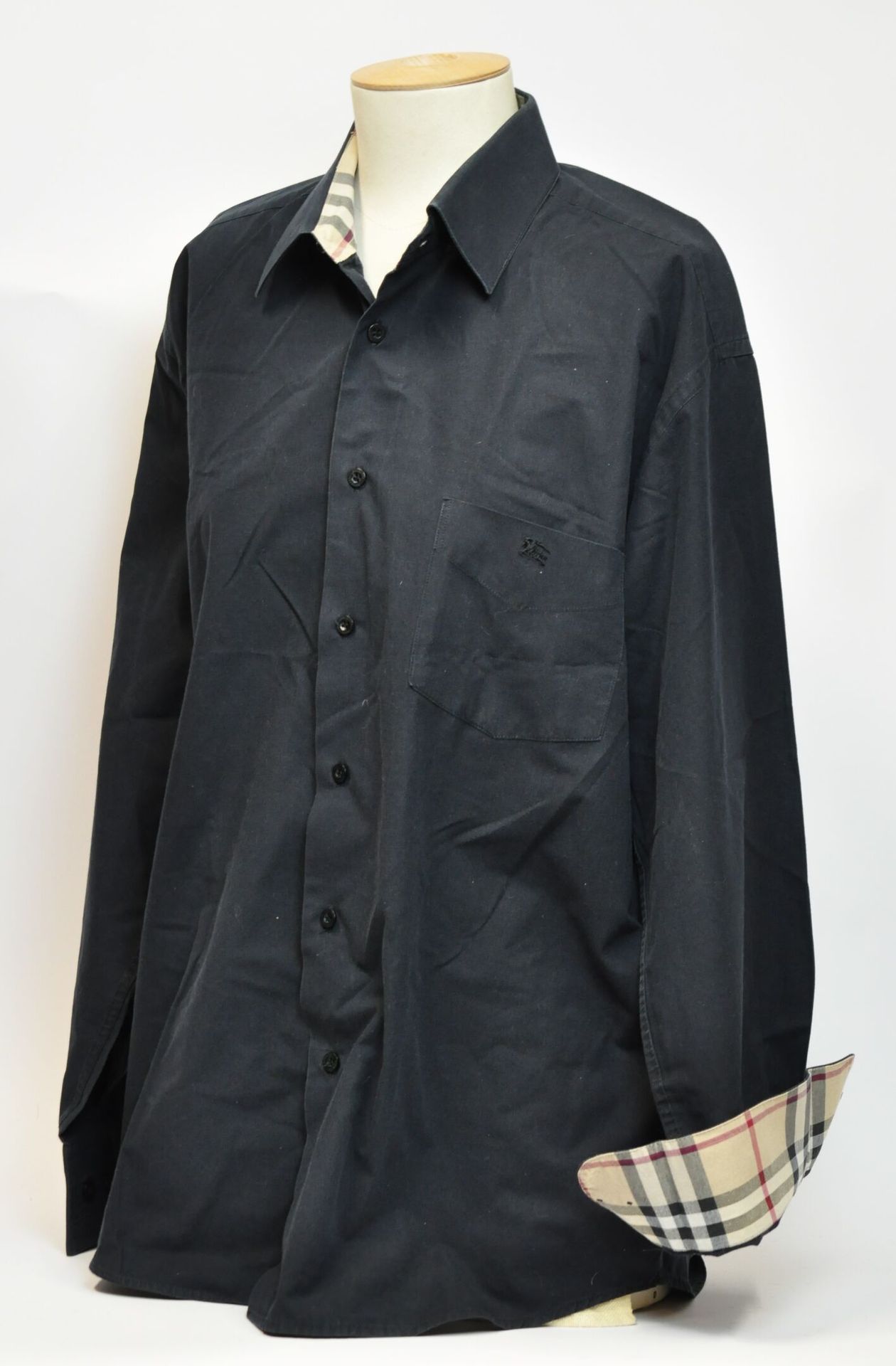 Null BURBERRY London

Lot de 3 chemises en coton, une noire Taille L, une blanch&hellip;