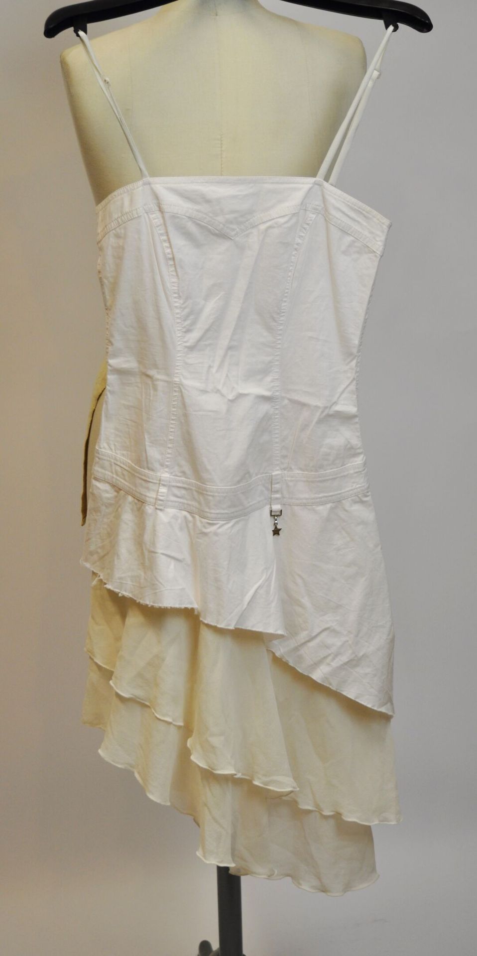 Null Thierry MUGLER et CACHAREL

Lot comprenant une robe d'été en coton blanc, t&hellip;