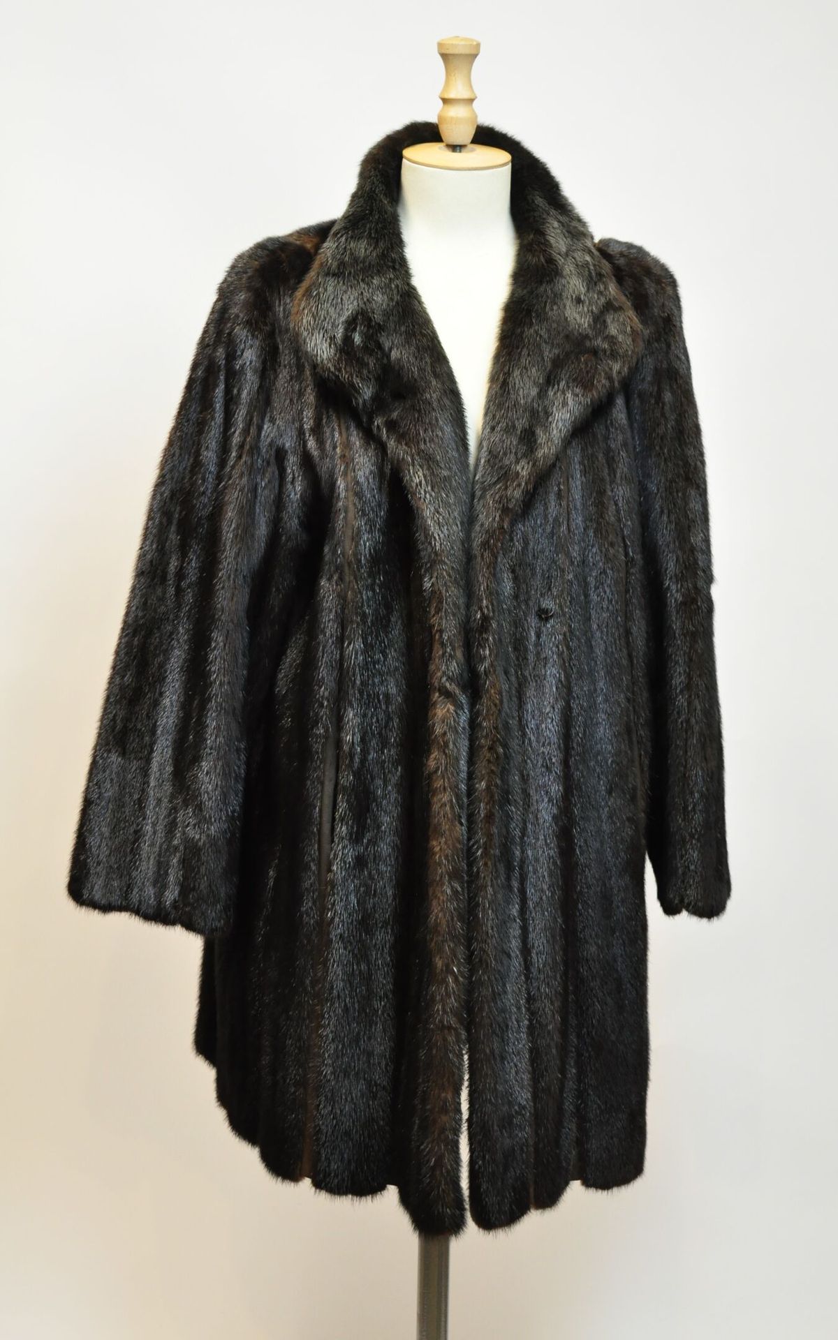 Null Manteau de vison marron, lamé, à reflets argentés. Taille 38/40

(Bon état)&hellip;