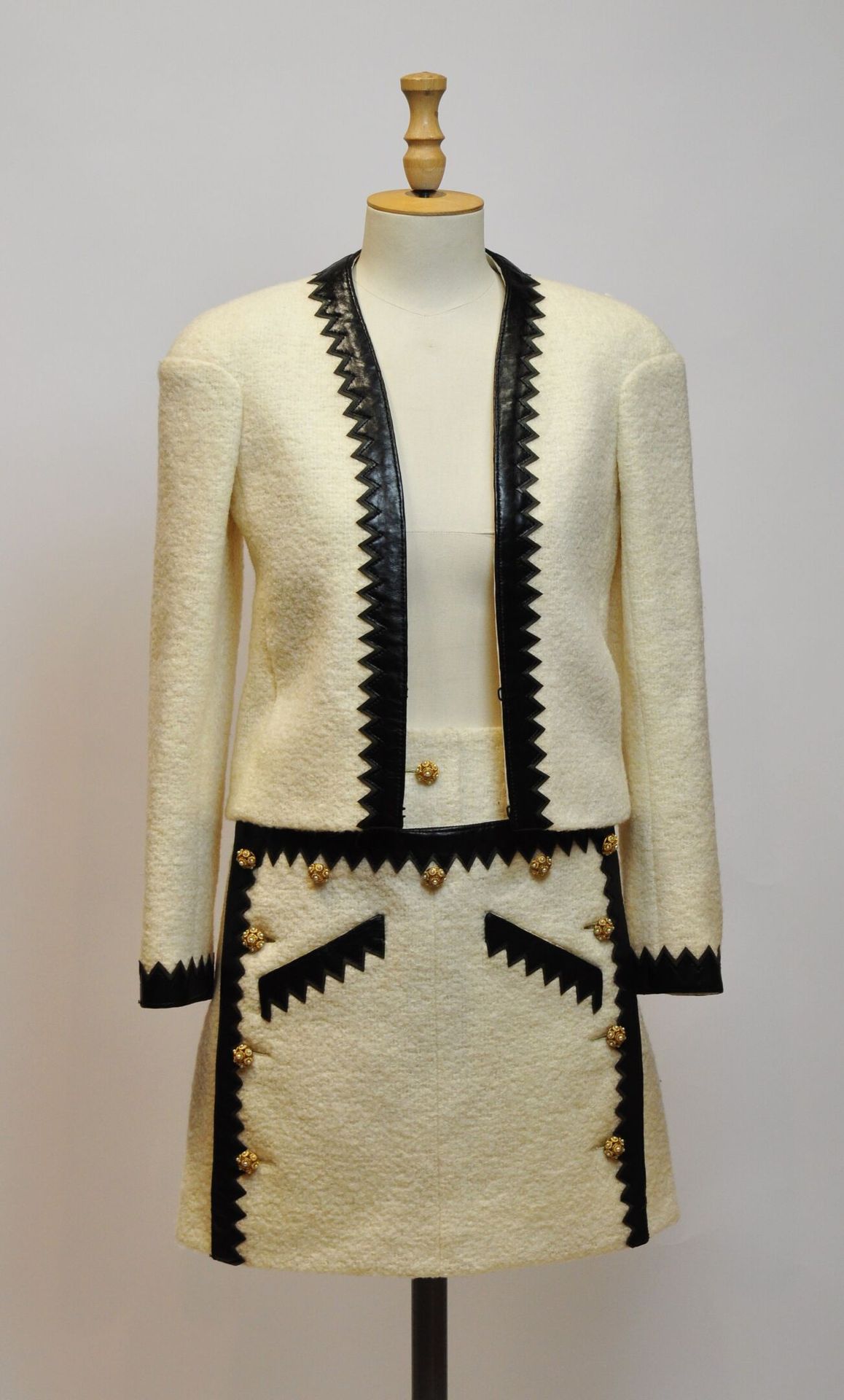 Null CHANEL Made in France

Tailleur en tweed beige et cuir noir. Taille 38 



&hellip;