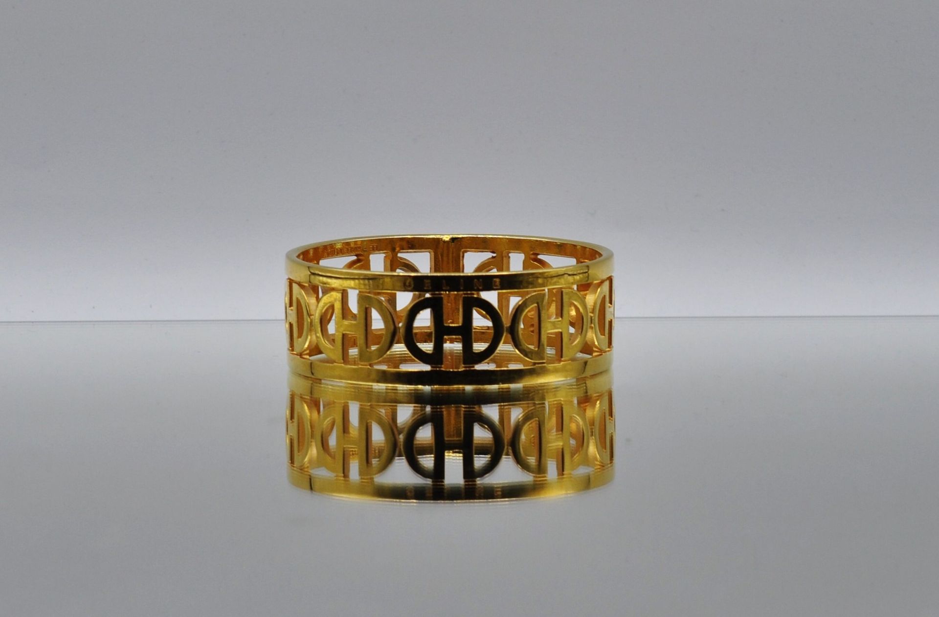 Null CELINE Made in Italy

Bracelet jonc en métal doré ajouré. Diamètre : 7 cm 
&hellip;