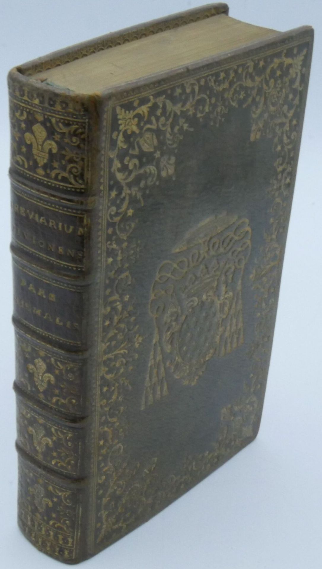 Null breviarium divionense.Pars Hiemalis.巴黎，1762年，12开本，橄榄绿色大理石，花边上有小铁钉，花边上有纹章和属性&hellip;