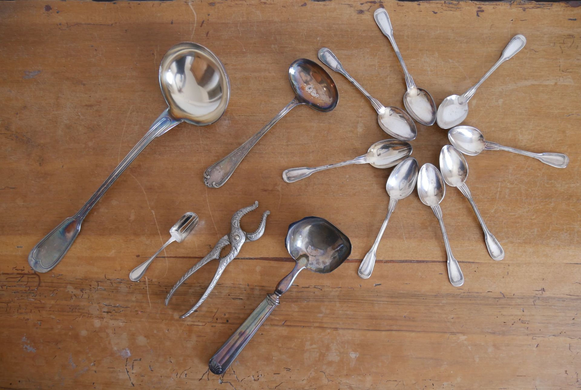 Null Lot in silver plated metal including :

CHRISTOFLE, A ladle 

Two serving s&hellip;