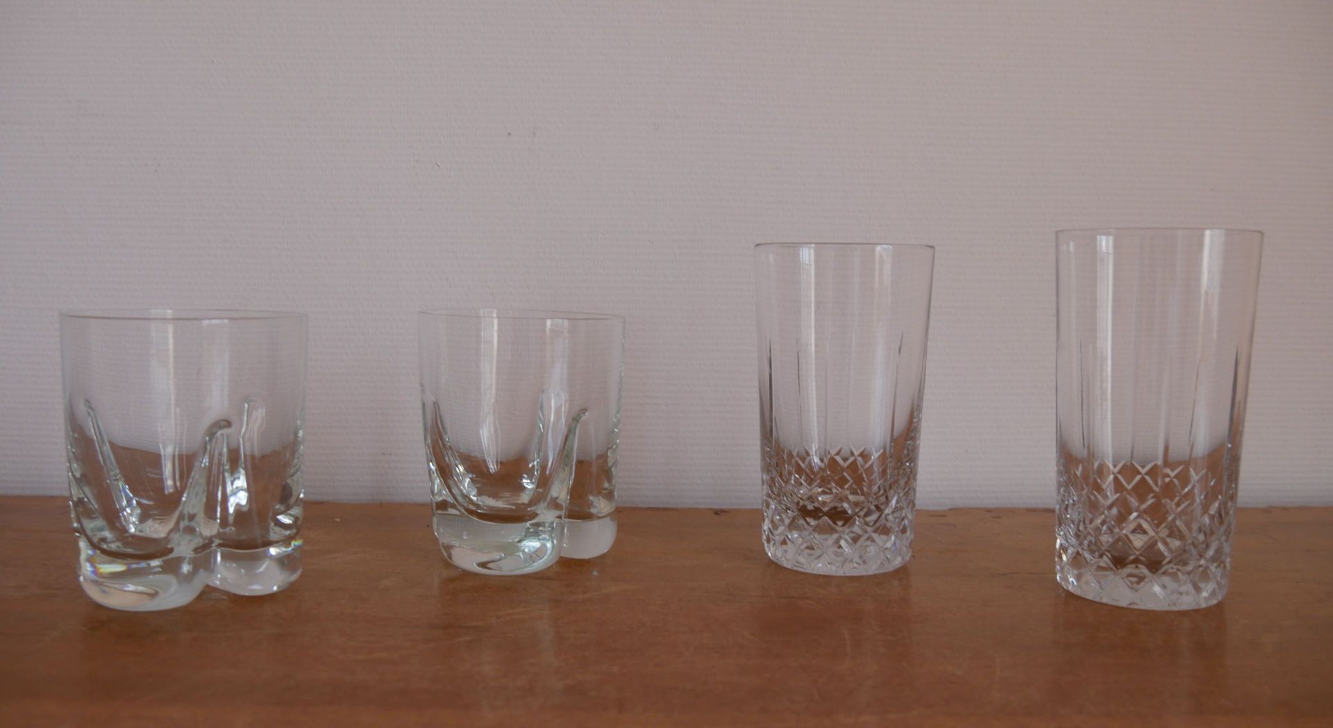 Null Lotto di bicchieri di vetro tra cui : 

- 4 bicchieri arancioni di cristall&hellip;