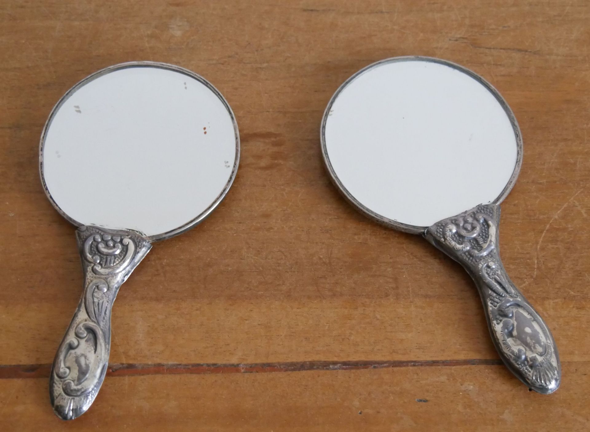 Null Two faces with hand out of silver 900 thousandths and mirror with decoratio&hellip;