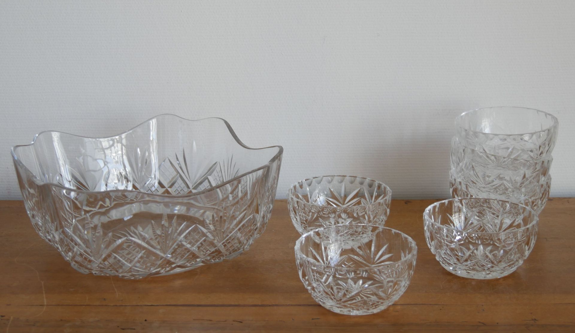 Null Large cut crystal bowl and 6 cups with lattice decoration.

Dimension of th&hellip;