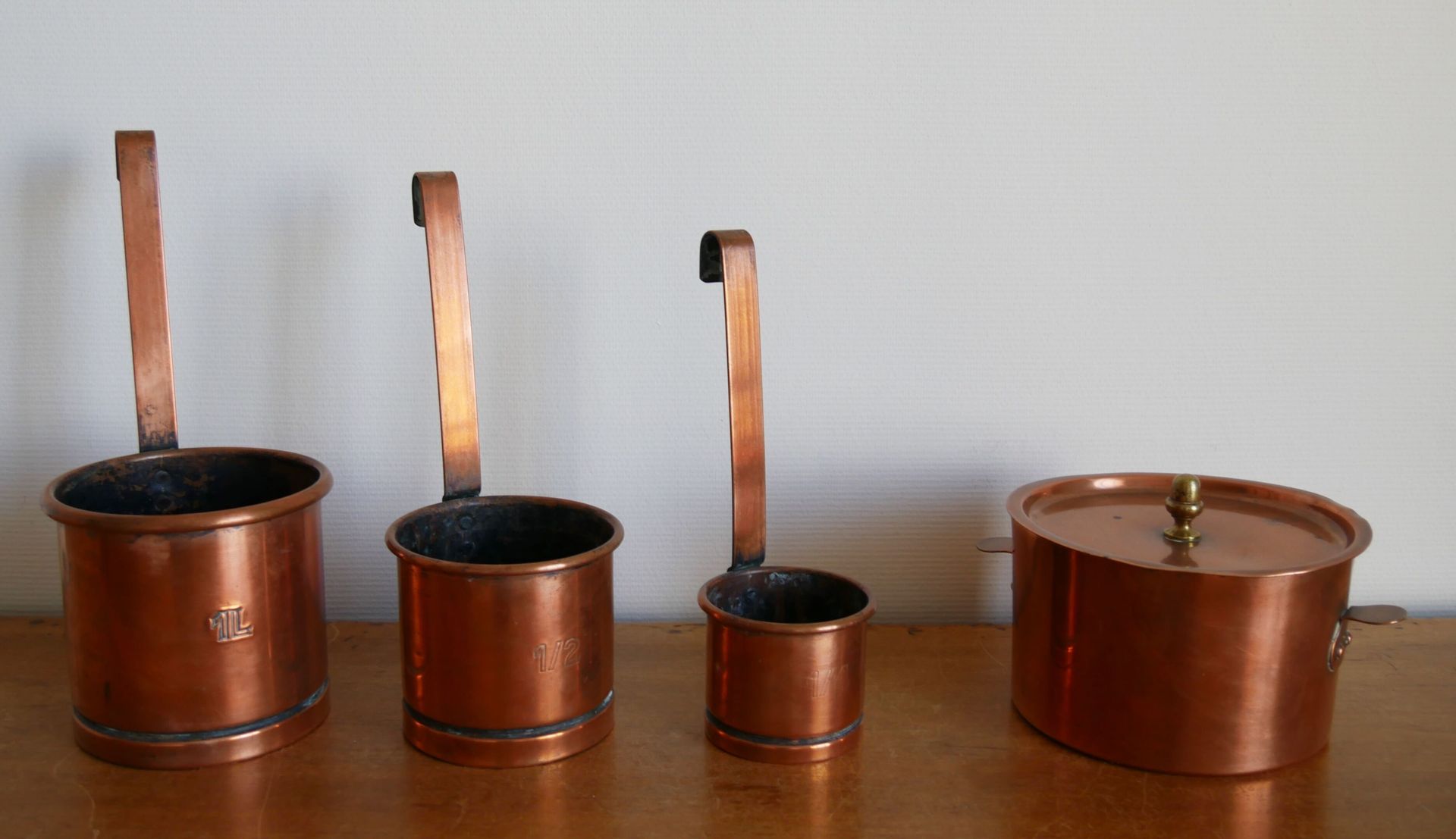 Null Lote de cobre que incluye: 

 3 medidas de cobre (1, ½ y ¼ de litro) Altura&hellip;