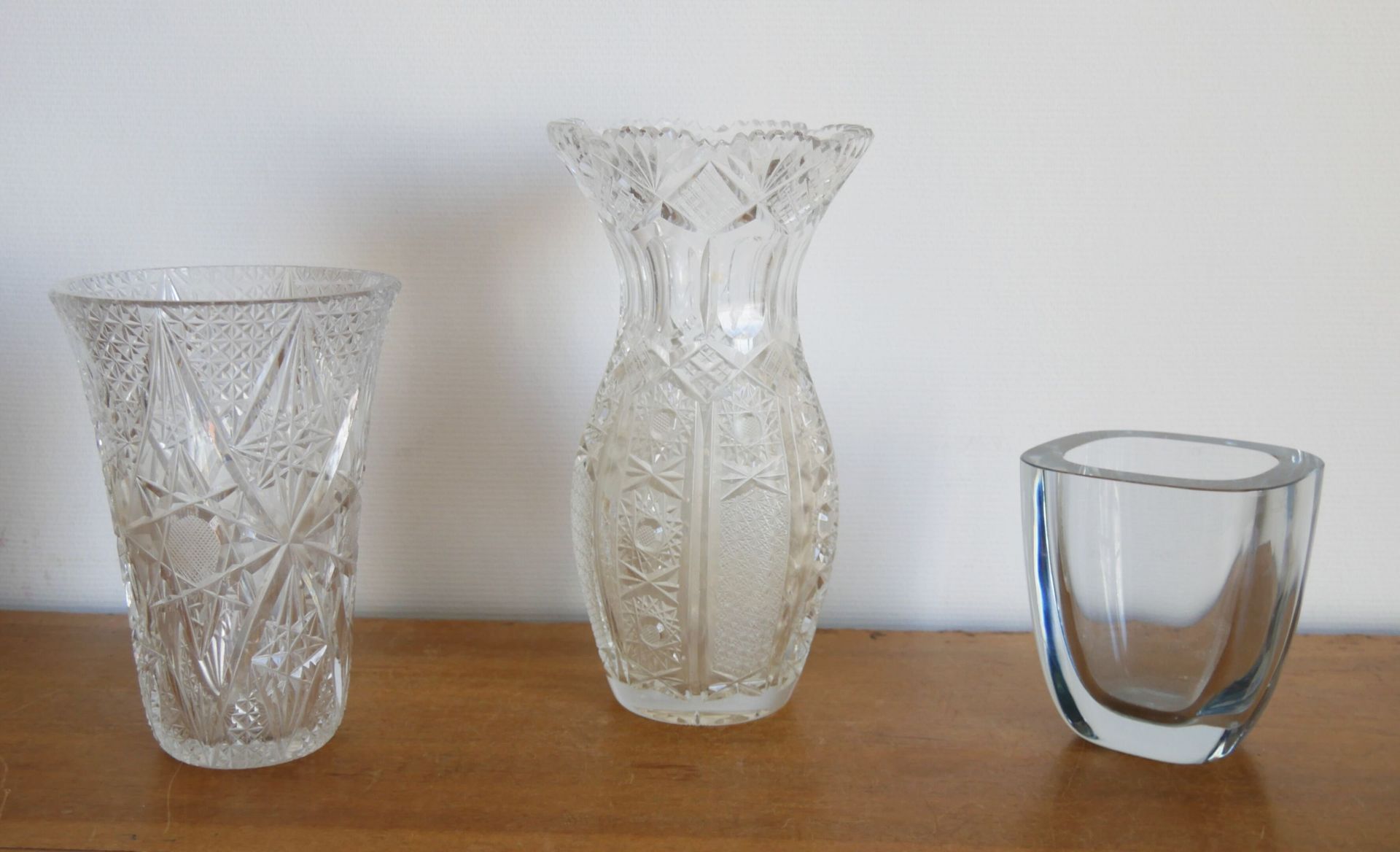 Null 一套3个花瓶，其中两个是切割水晶，分别是圆锥形、柱状和现代形状。

高度：27/20.5和13厘米

(小碎片和事故)



我们加入了4个玻璃溶胶。&hellip;