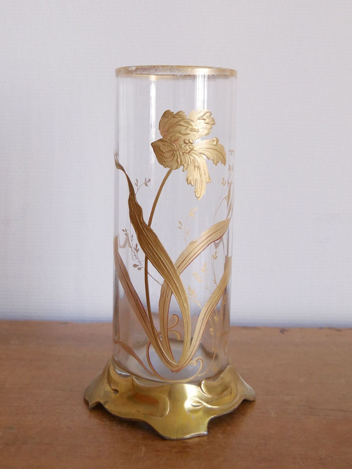Null 一个圆柱形的花瓶，侧面微微切割，装饰着镀金的花朵和手绘的红色亮点，放在一个镀金的金属底座上，上面装饰着波浪。

高度：22厘米



2021年6月2&hellip;