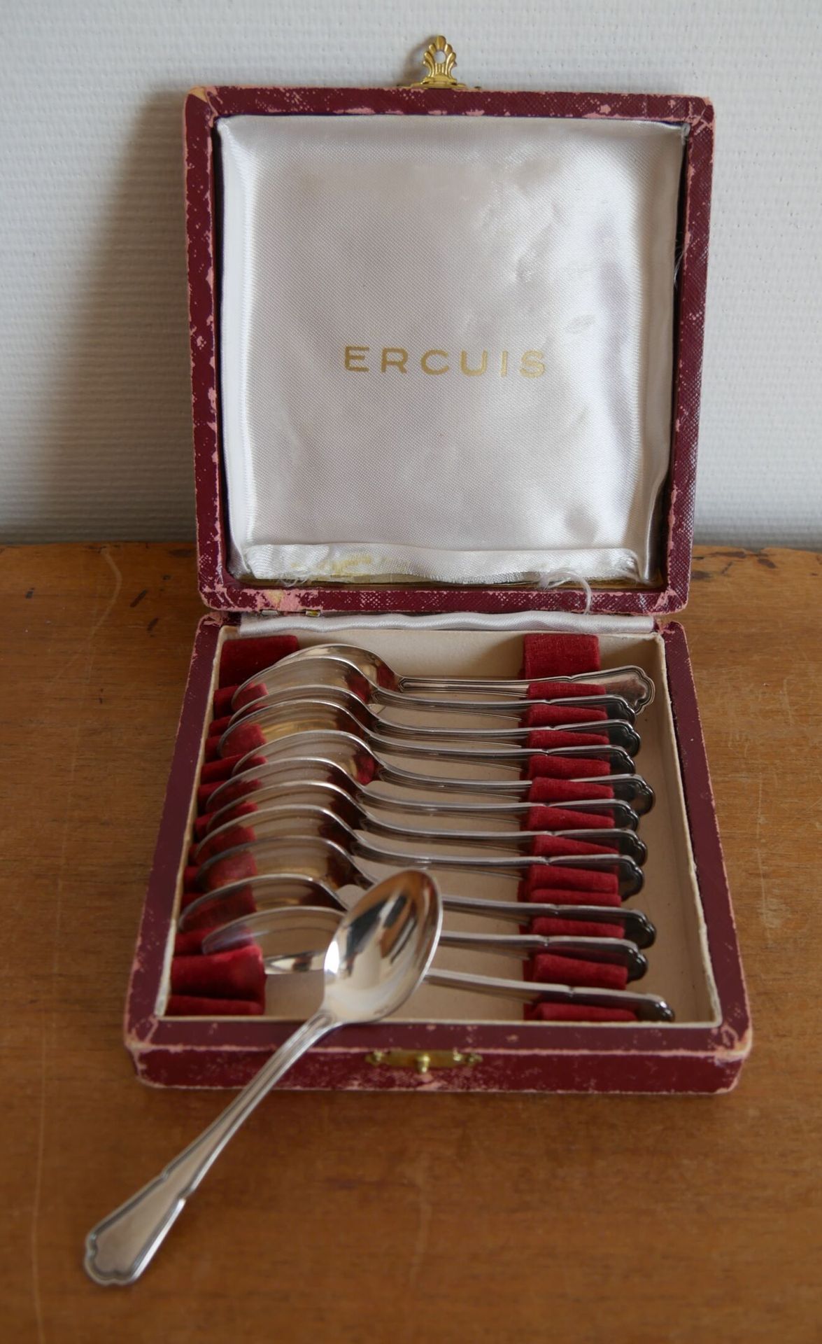 Null ERCUIS 

12 silver plated moka spoons, "filet" model

Length : 11 cm 

(In &hellip;