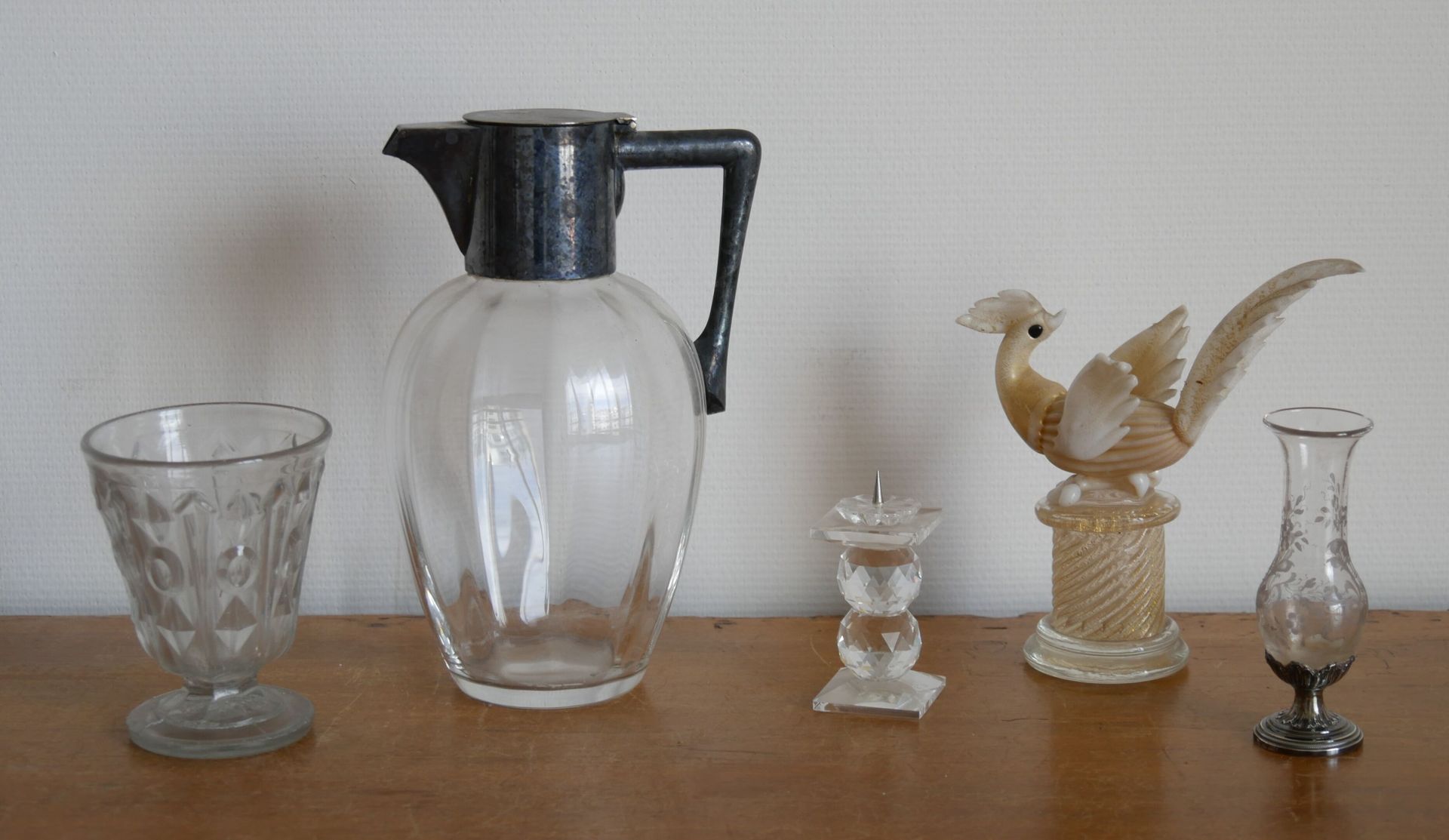 Null 一批玻璃器皿包括:

1个切边玻璃水壶，金属框架。高度：22厘米

1个带塞子和橙色吹制玻璃的咖啡壶。高度：28和12厘米（意外）。

1个小花瓶so&hellip;