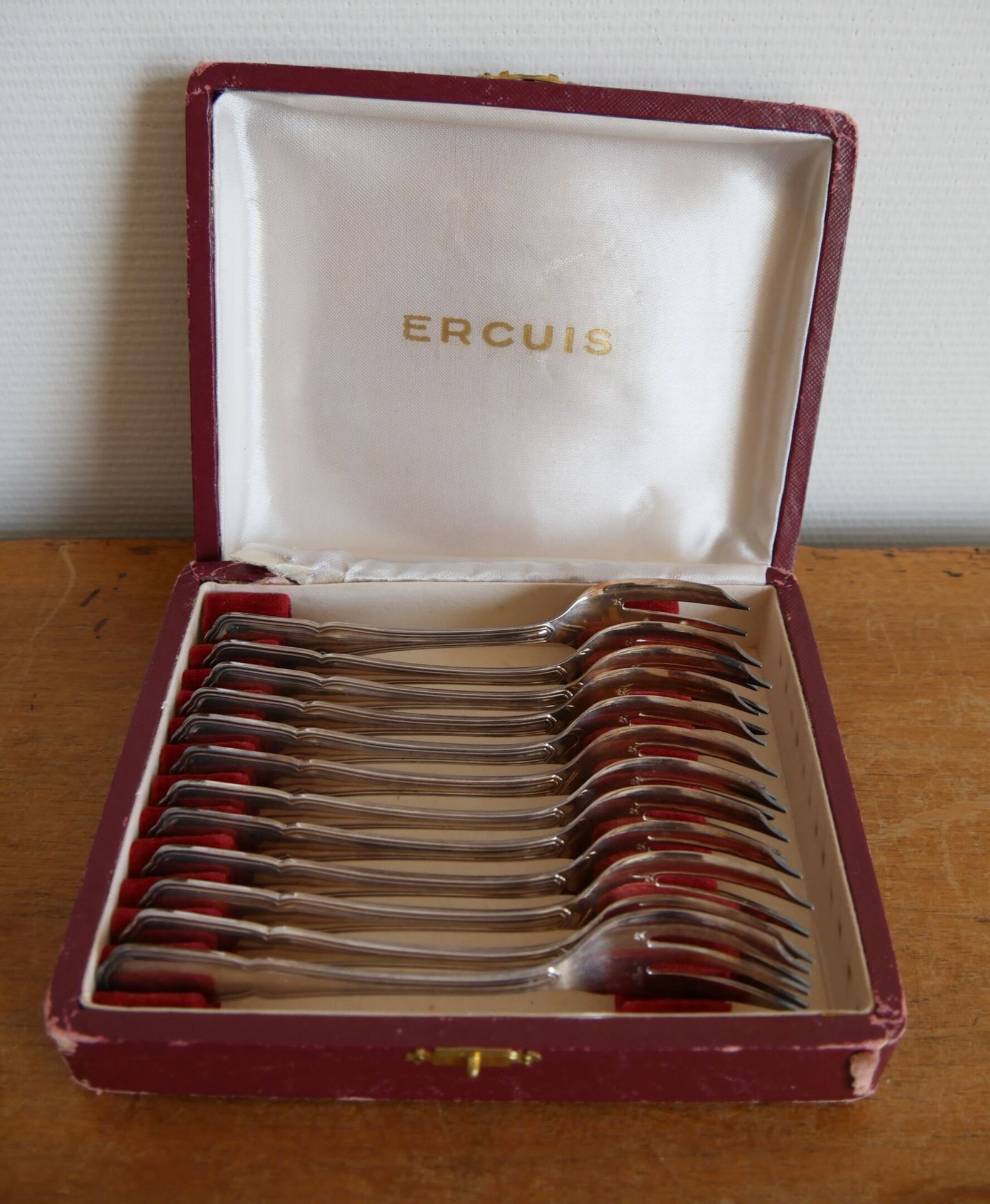 Null ERCUIS 

12 fourchettes à gâteau en métal argenté, modèle « filet »

Longue&hellip;