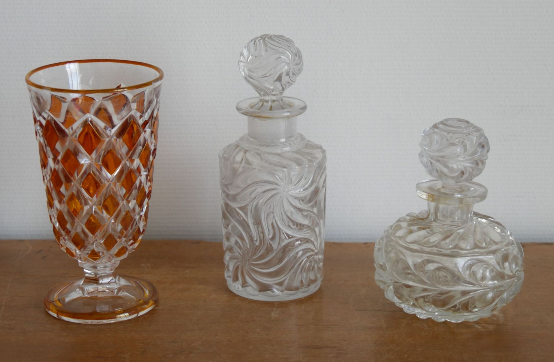 Null 一批玻璃器皿包括:

两只玻璃瓶，有模样的装饰和它们的盖子。高度：18.5和13.5厘米（小裂缝

一个大的橙色切割水晶杯。高度：16厘米

一套橙色&hellip;