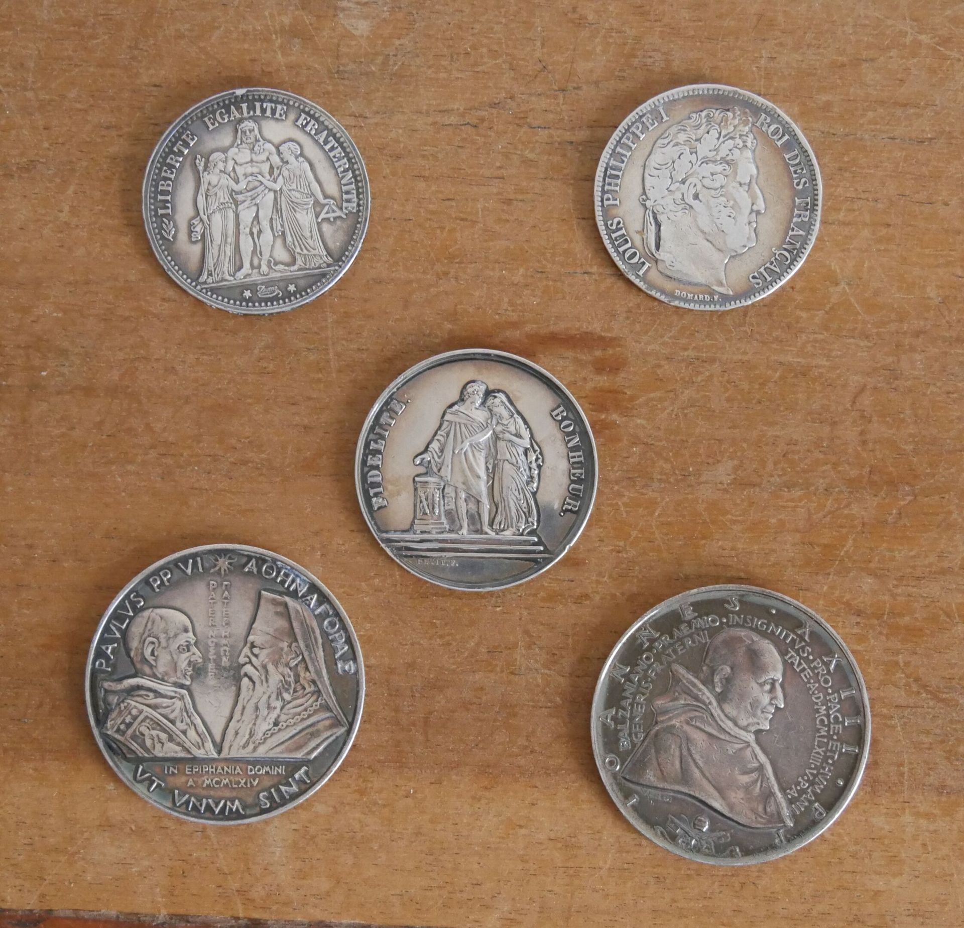 Null 一批银币包括:

5法郎 赫拉克勒斯1873 A.毛重 : 25,05 克

5法郎 路易-菲利普 1832 W.毛重：24.75克

佩蒂特的银质结&hellip;