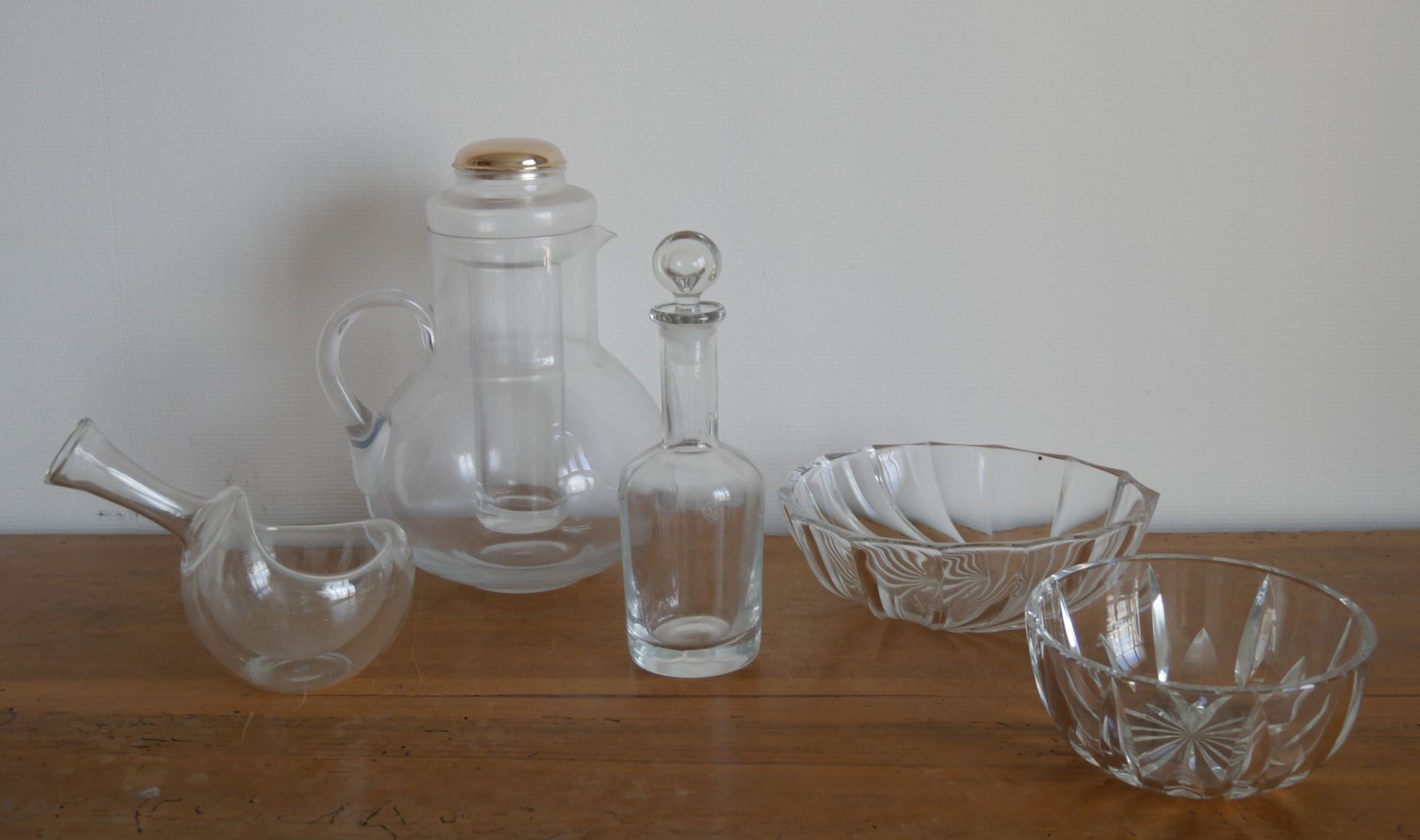 Null 一批玻璃器皿包括:

1个大水壶，带rafraichissoir。高度：29厘米

1个小水杯及其塞子。高度：24厘米

2个沙拉碗。直径：23和17&hellip;