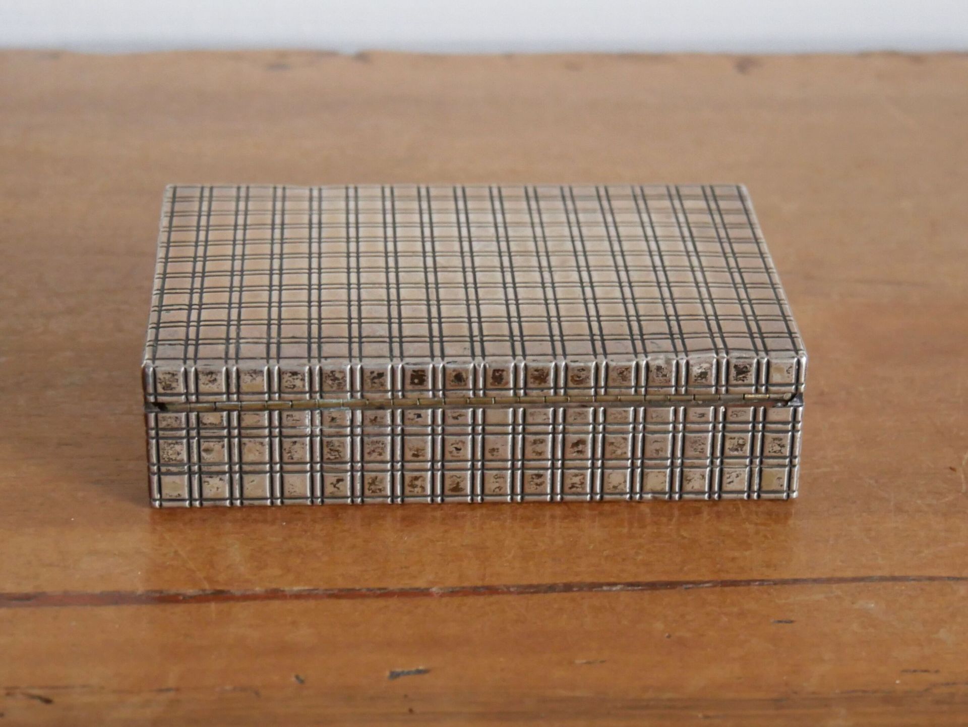 Null 银制80万分之一的雪茄盒，带有几何装饰。毛重：153.46克。

尺寸：3 x 13 x 9 厘米



撤回必须预约的地段，只在2021年6月22日&hellip;