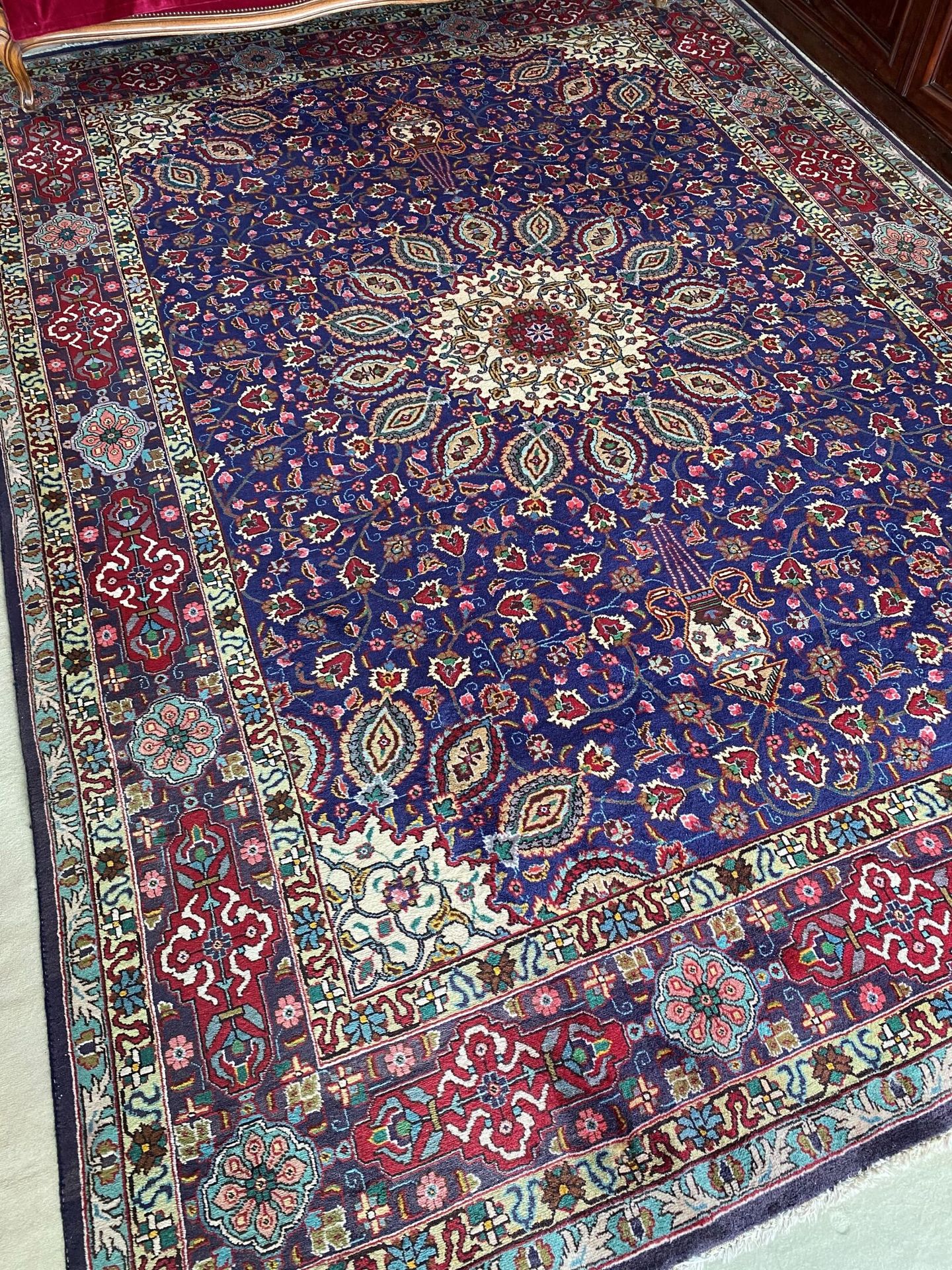 Null Grand tapis Indo-persan en laine à 4 bordures à décor de médaillon central &hellip;