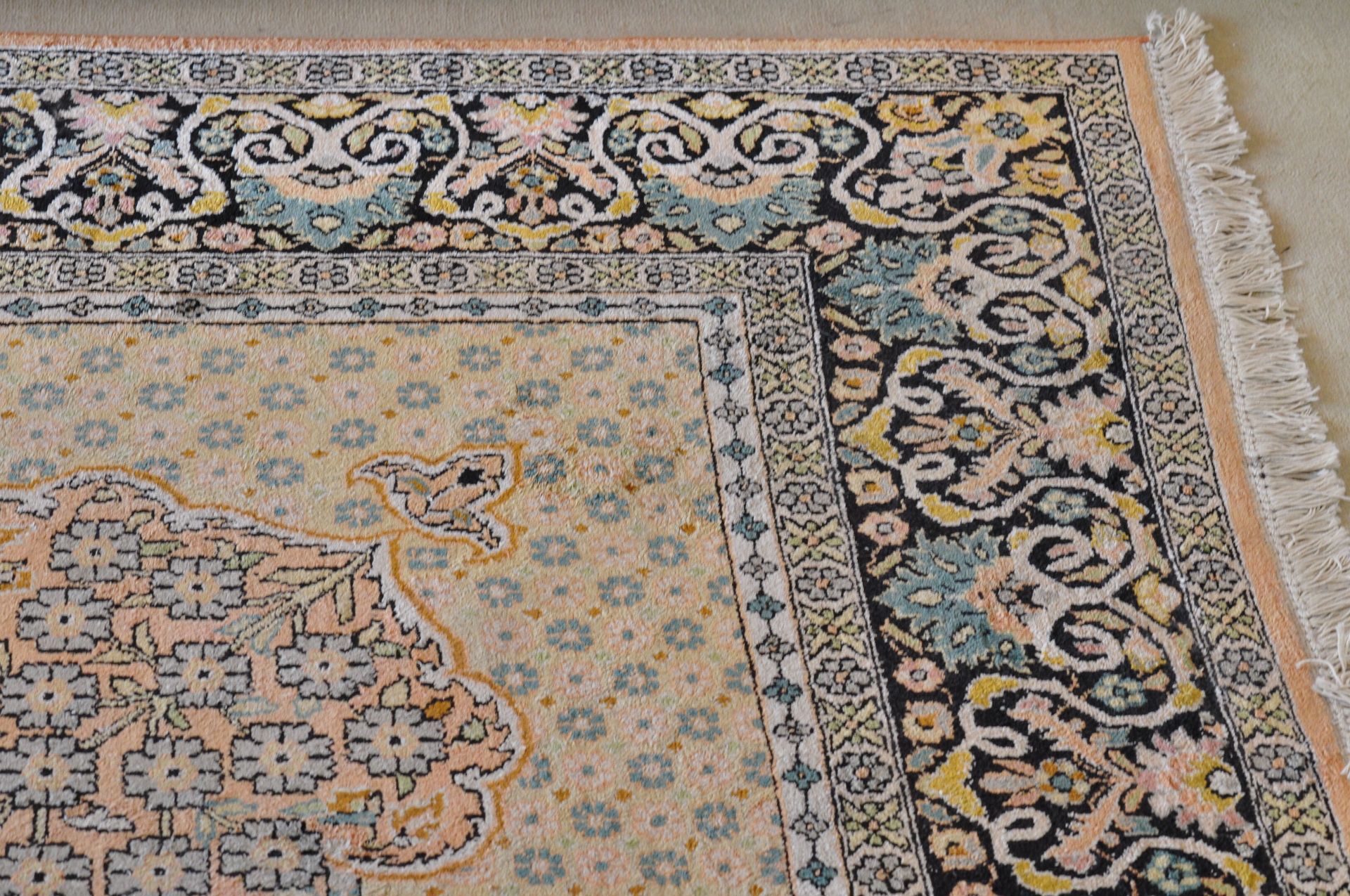 Null 大型丝质羊绒地毯，有3个边框，在米色背景上装饰有花瓶的奖章。(有些磨损)

240 x 347厘米



专家：Jean-Louis MOURIER &hellip;