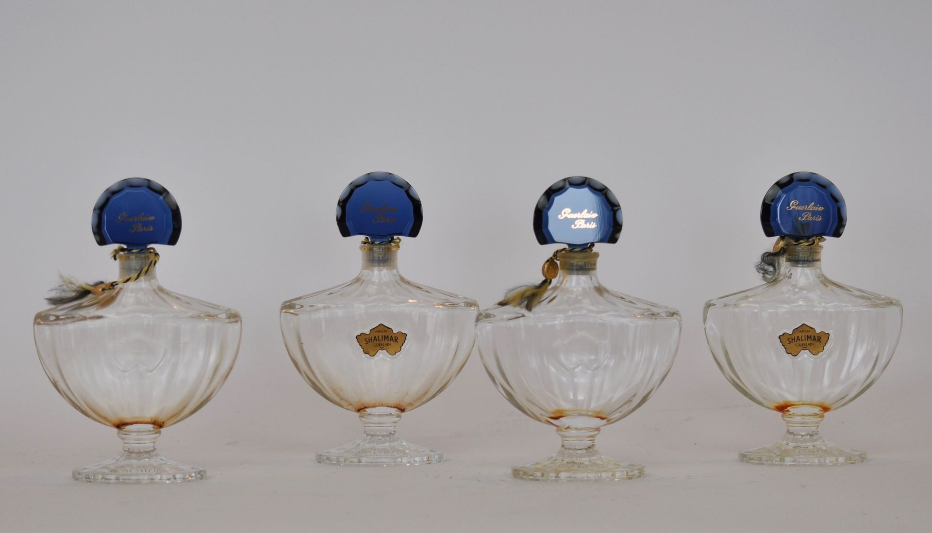 Null 巴黎古埃隆 "夏利玛尔 "腕表

套装的4个瓶子模型 "蝙蝠 "由无色玻璃压制而成，蓝色的瓶塞是滴定的。

高度：15厘米



2021年6月23日&hellip;