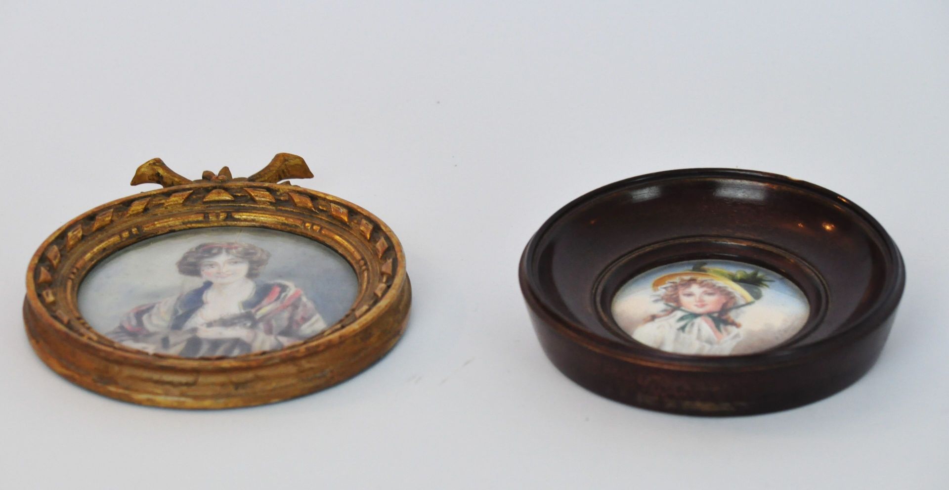 Null Lot of two miniatures in gilded and dark carved wood frames. Signed. 

Diam&hellip;
