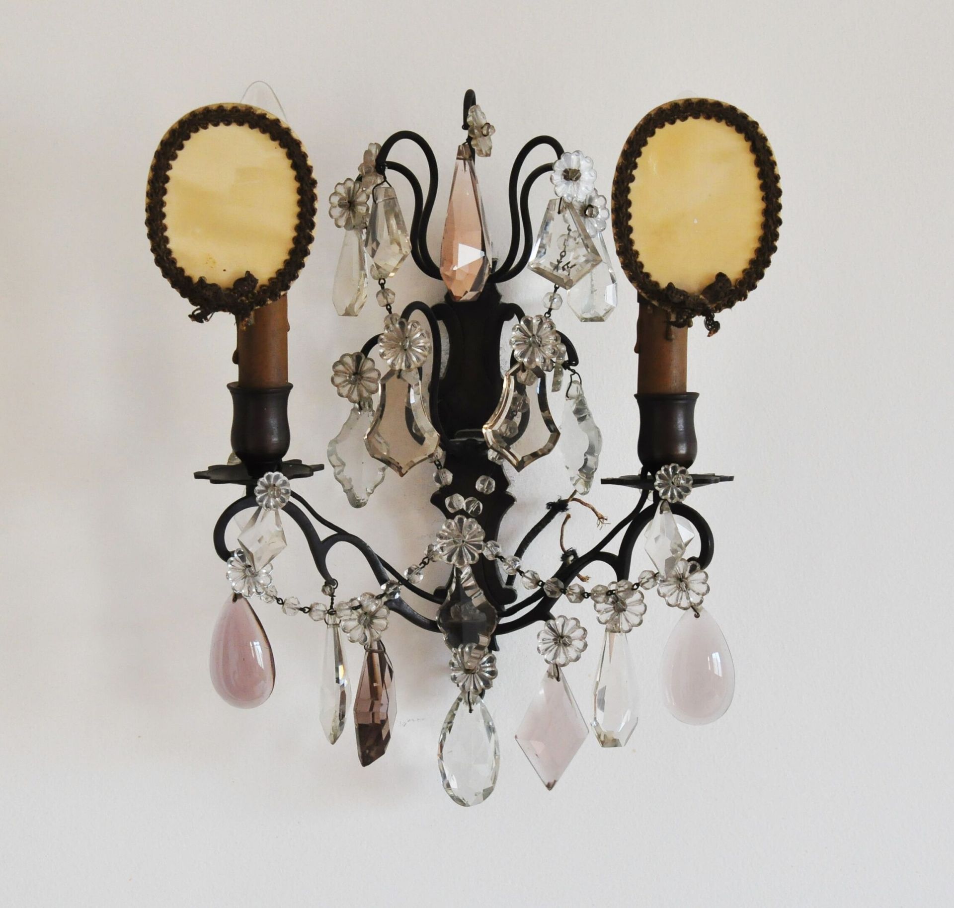 Null 一对熏黑的金属壁炉，有两个灯，装饰着切面珍珠的花环，花朵和透明烟熏和淡紫色玻璃的吊坠。

尺寸：35 x 26 cm



2021年6月23日在巴黎&hellip;