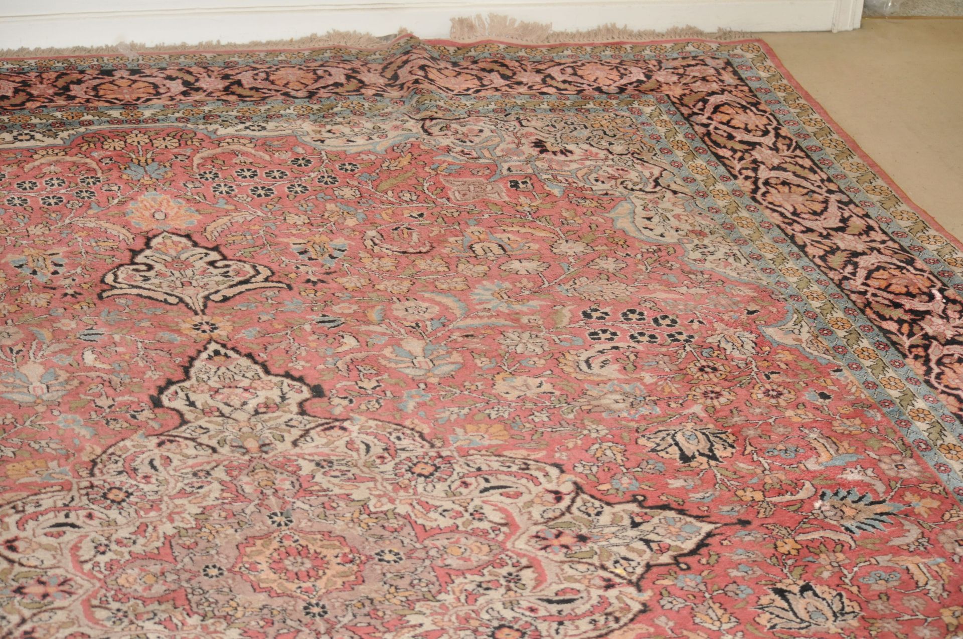Null Großer indo-persischer Seidenteppich mit 6 Bordüren, verziert mit Rautenmed&hellip;