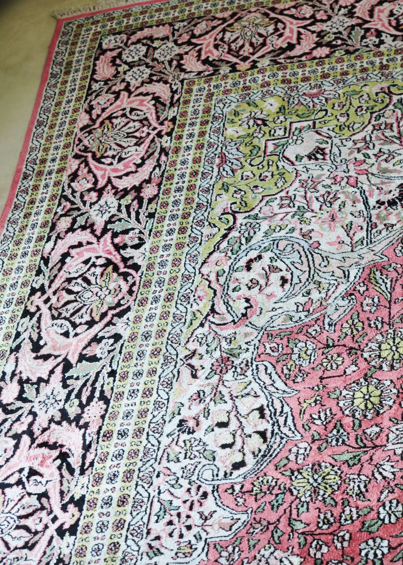 Null 重要的印度-波斯羊毛地毯，有三个边框，主边框装饰着叶子，中心装饰着天蓝色背景的大菱形徽章和粉红色背景的众多花朵，边框是米色背景。(一般状况良好)

5&hellip;