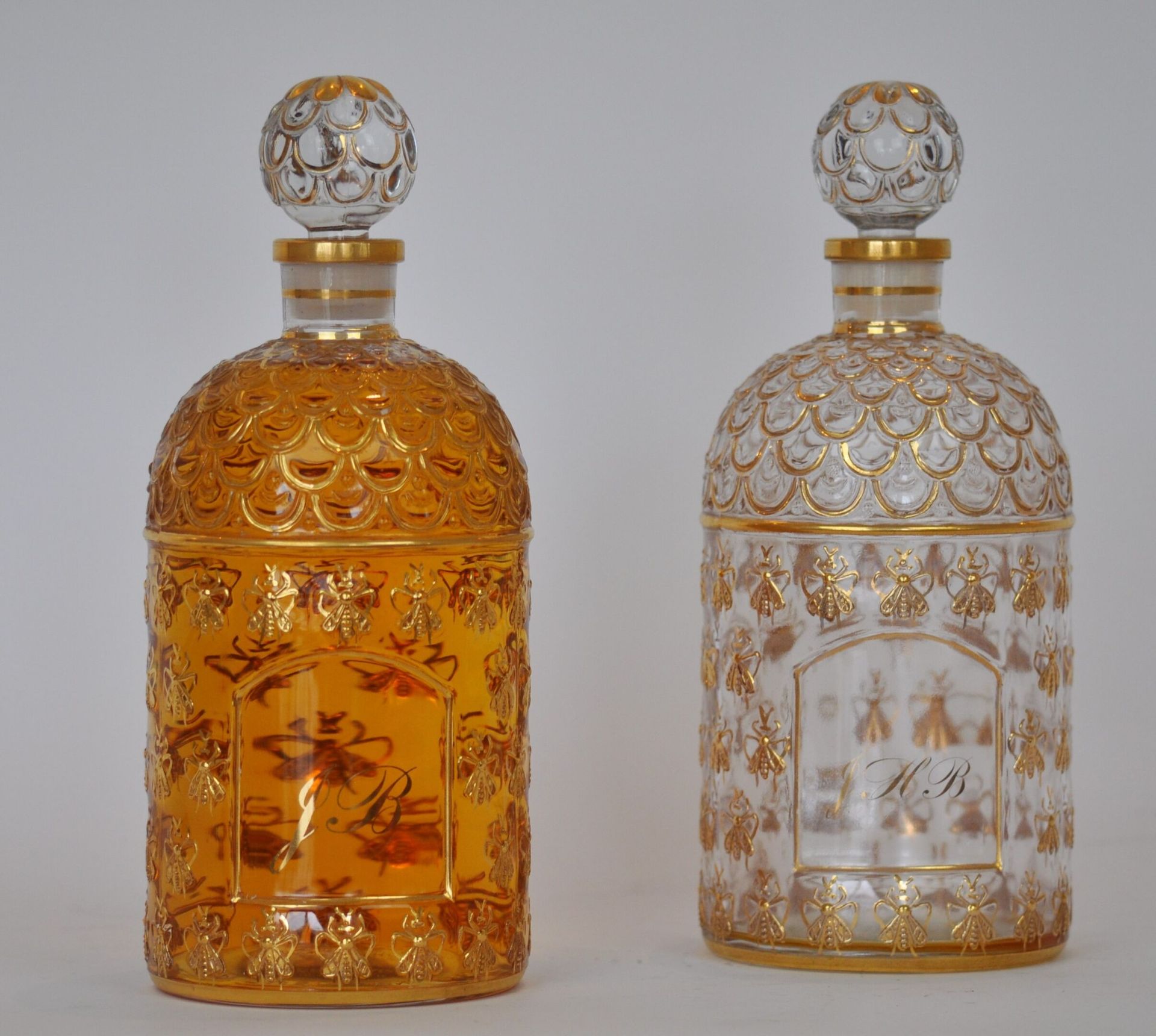 Null 夏利玛尔 "和 "Héritage "的GUERLAIN。

两只玻璃瓶上装饰着鳞片和蜜蜂，上面有 "JB "和 "THB "的字样。容量：1000毫&hellip;