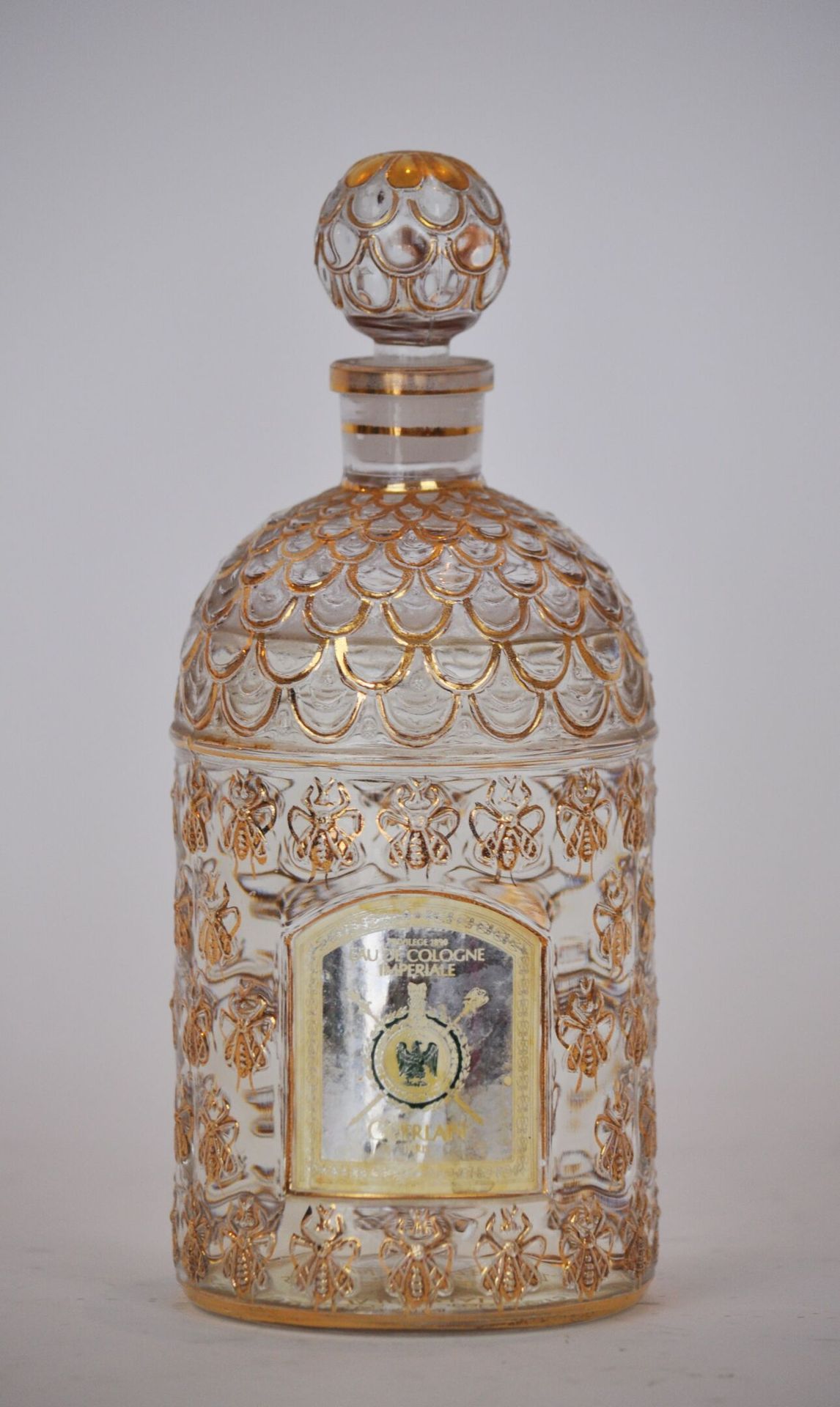 Null GUERLAIN "Impérial

古龙水装在一个有鳞片和蜜蜂装饰的瓶子里。

高度：20,5 - 直径：8厘米



2021年6月23日在巴黎&hellip;