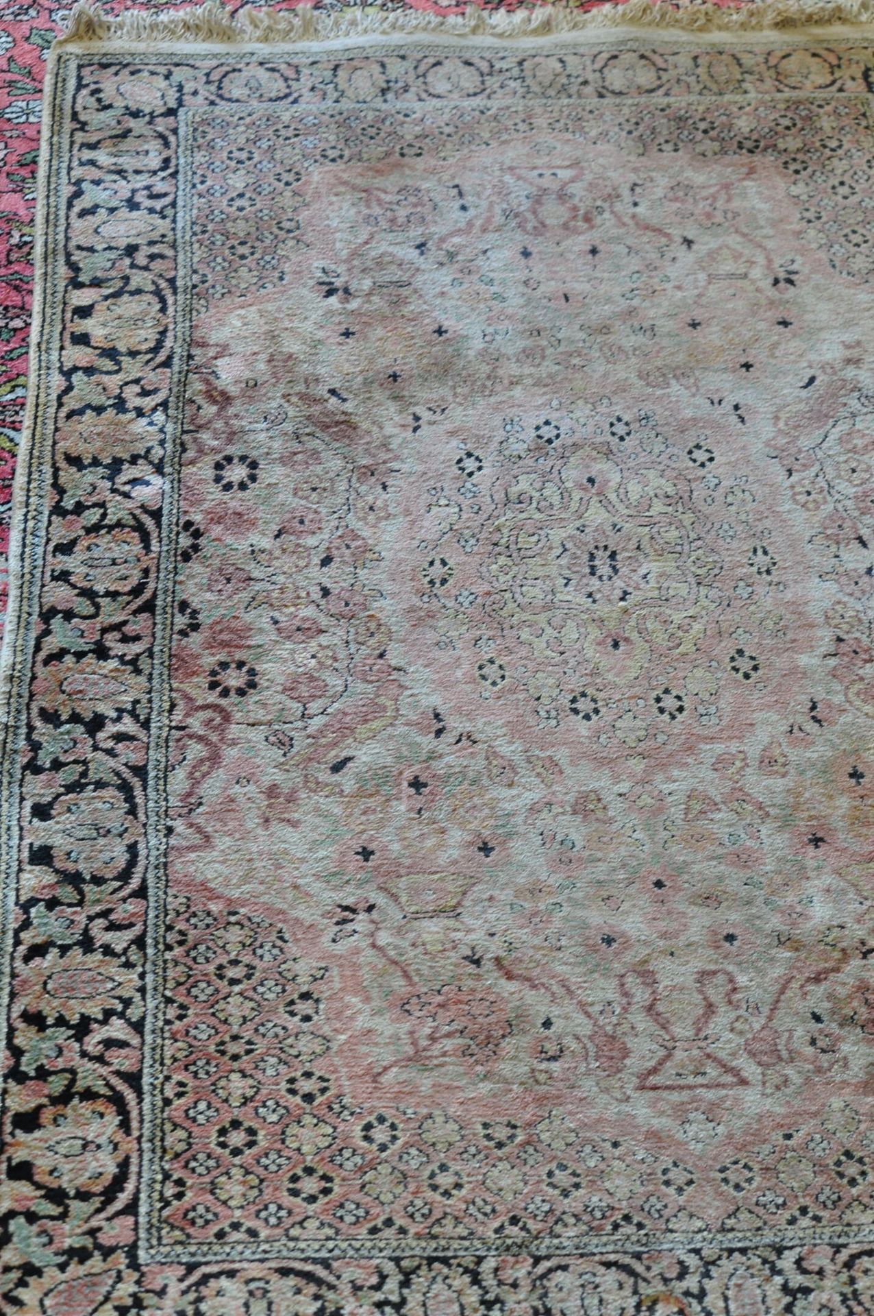 Null 羊毛地毯，有4个边框，在米色背景上装饰有植物。(穿着)

125 x 85 cm



2021年6月23日在巴黎第十六届会议上，只有通过预约才能领取&hellip;