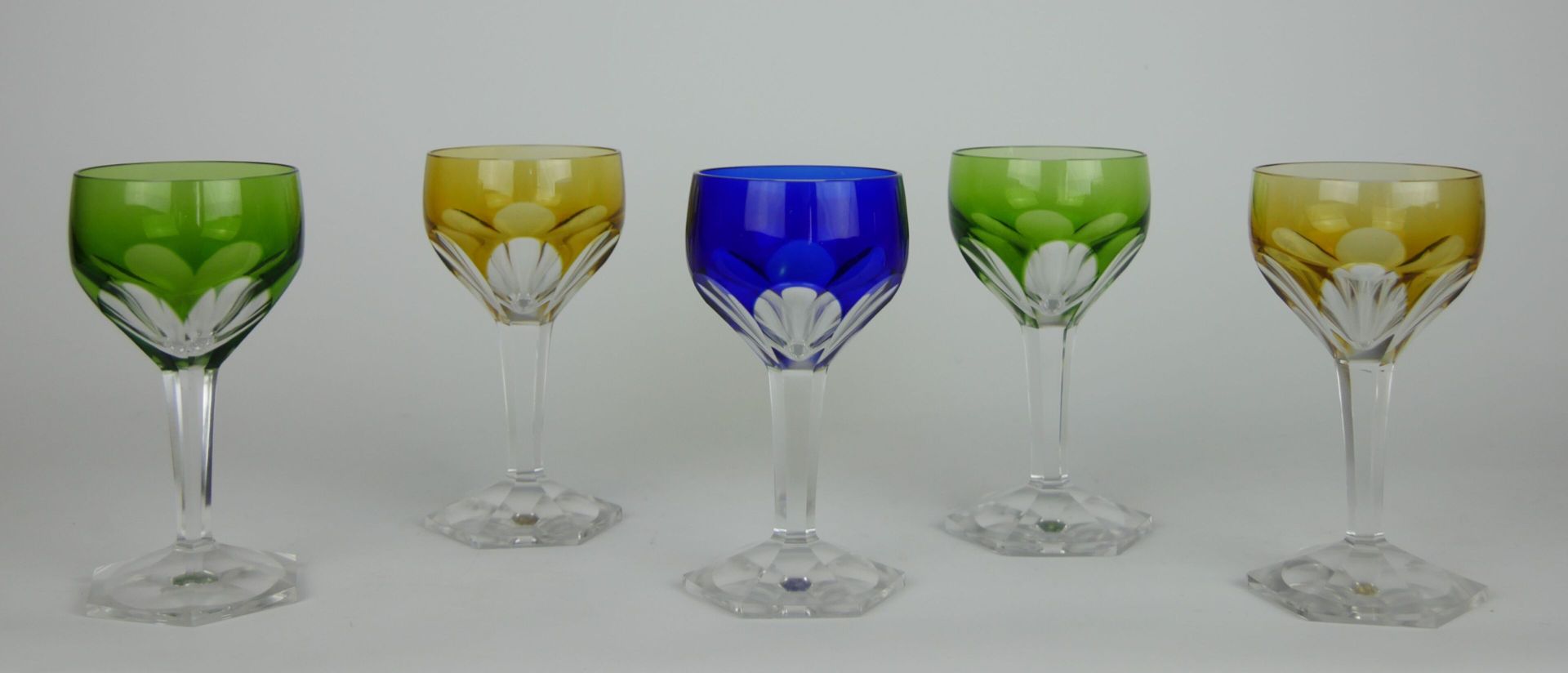 Null Suite de 5 verres à vin en cristal taillé et de couleur. 

Hauteur : 13,5 c&hellip;