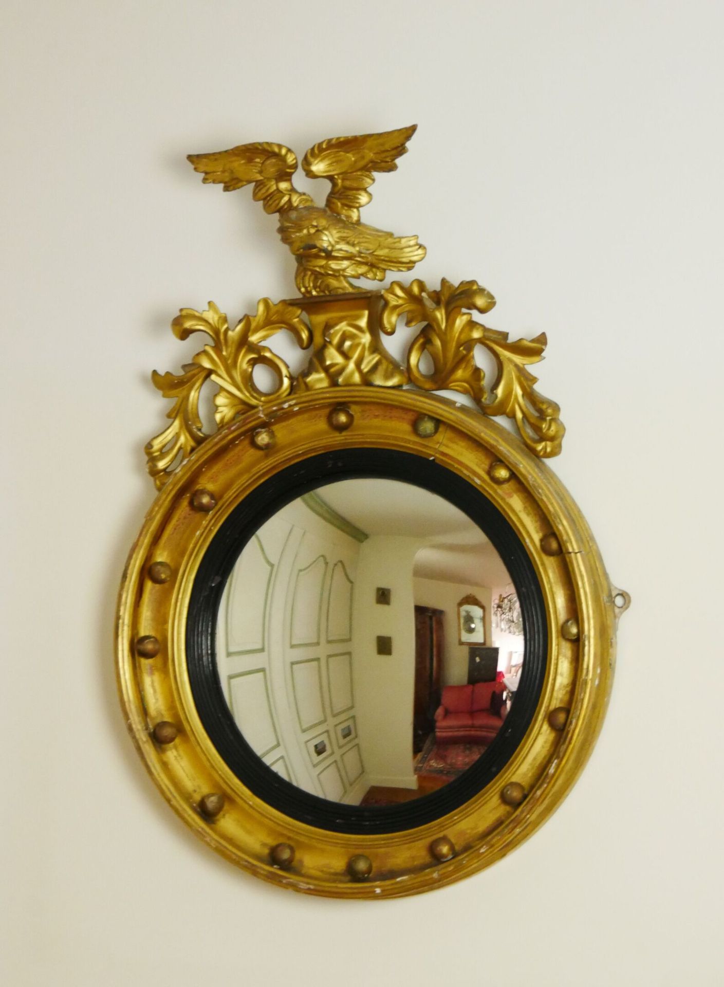 Null Miroir de sorcière, l'encadrement en bois et stuc doré sommé d'un aigle aux&hellip;