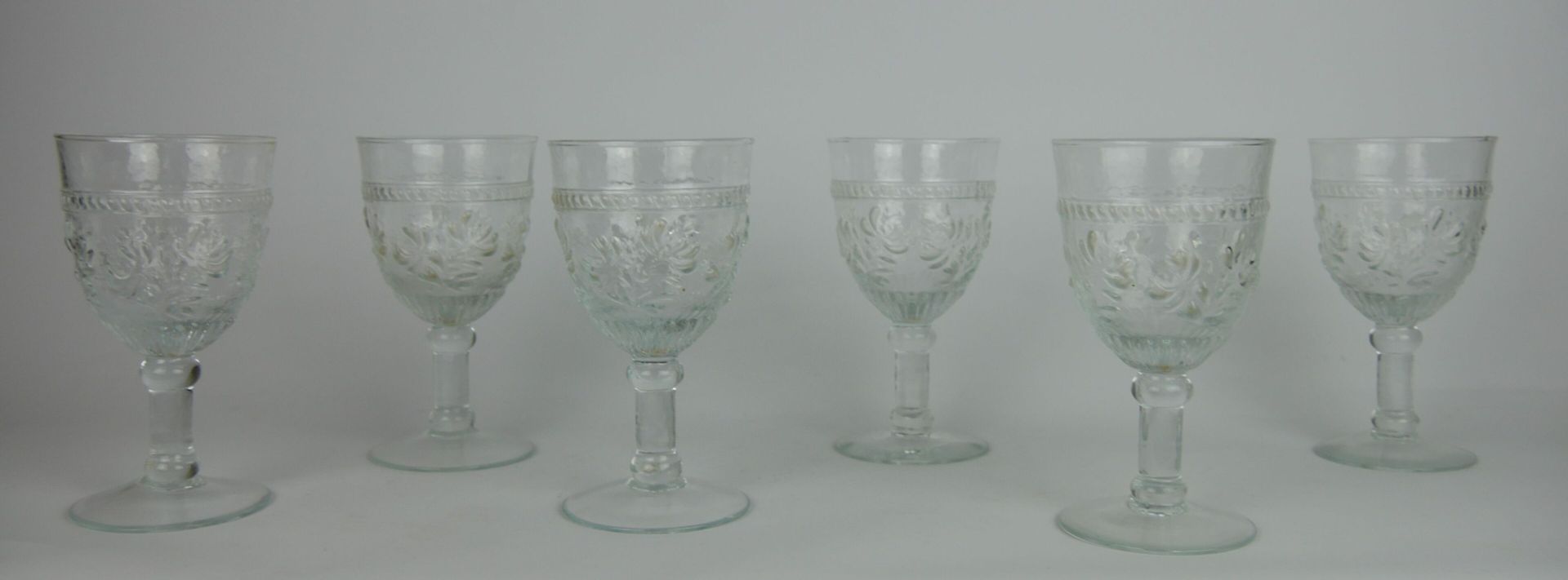 Null Suite de 10 grands verres en verre moulé à décor de fleurs, de godrons et f&hellip;