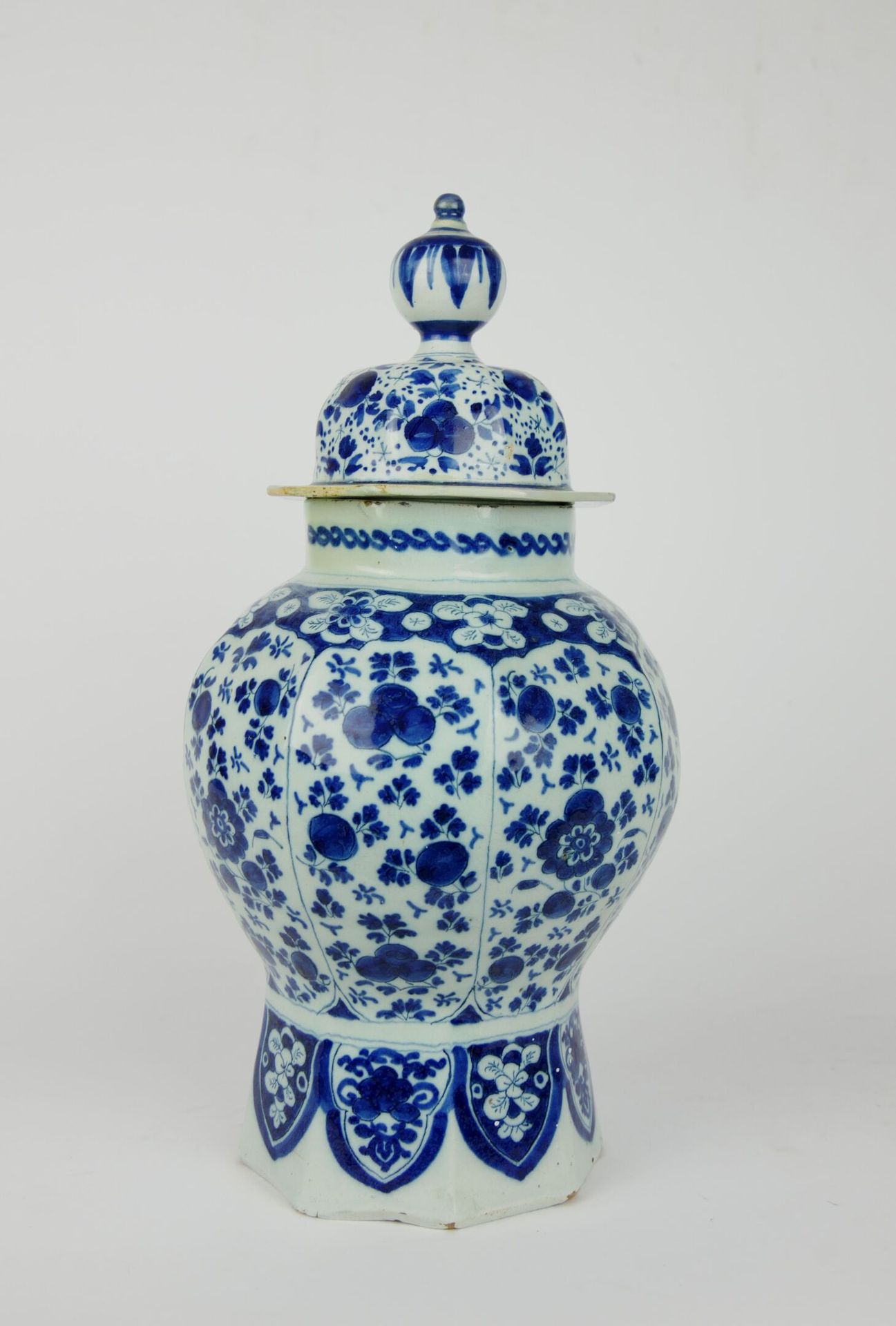 Null DELFT :

Vase balustre couvert en faïence à décor en camaïeu bleu d'un semi&hellip;
